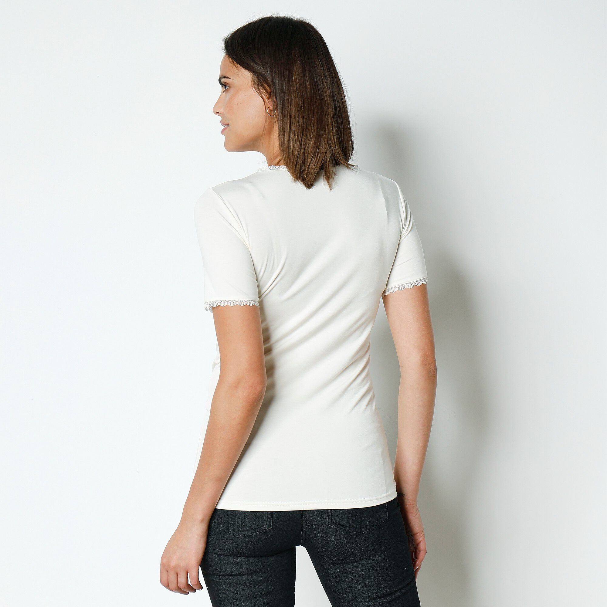 Tee-shirt manches courtes chaleur seconde peau et détails dentelle