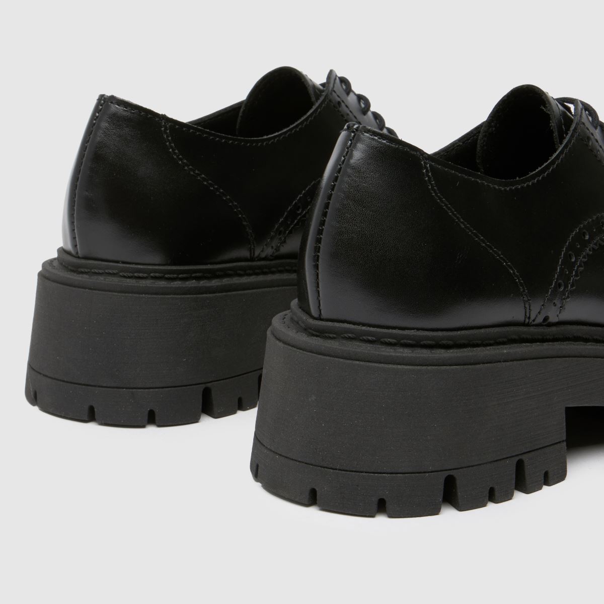 Schuh Liora debeli brogue ravni čevlji v črni barvi