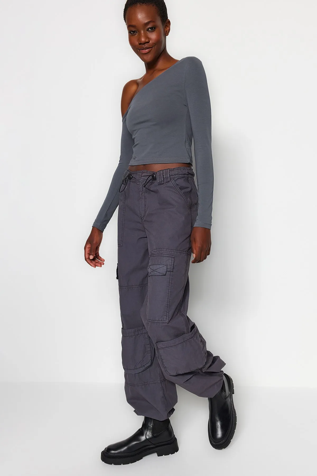 Trendyol Collection  Anthrazitfarbene One-Shoulder-Baumwollbluse mit dehnbarer Passform und kurzem Schnitt TWOAW24BZ00099