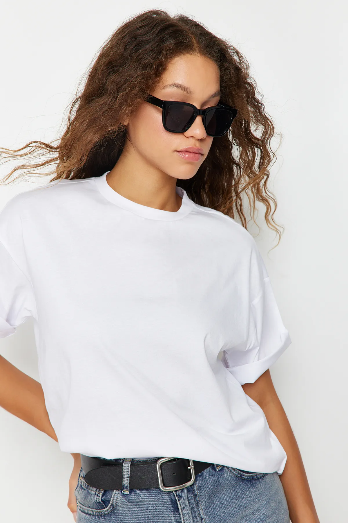 Trendyol Collection  Weißes, übergroßes/weites Strick-T-Shirt mit Rundhalsausschnitt, 100 % Baumwolle, TWOSS20TS0134