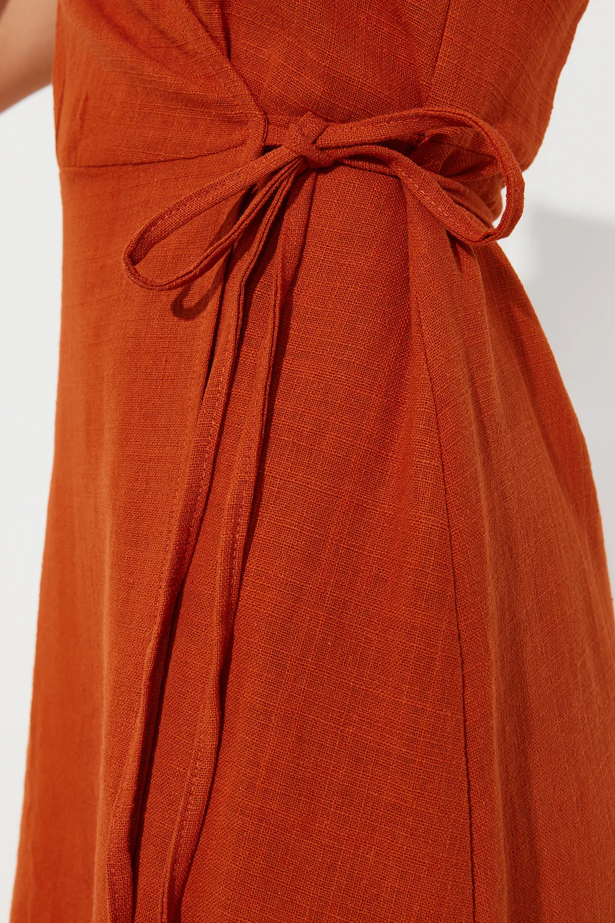 Trendyol Collection  Zweireihiges Midi-Kleid in gewebter Leinenoptik mit gefliestem Rüschendetail TWOSS24EL00071