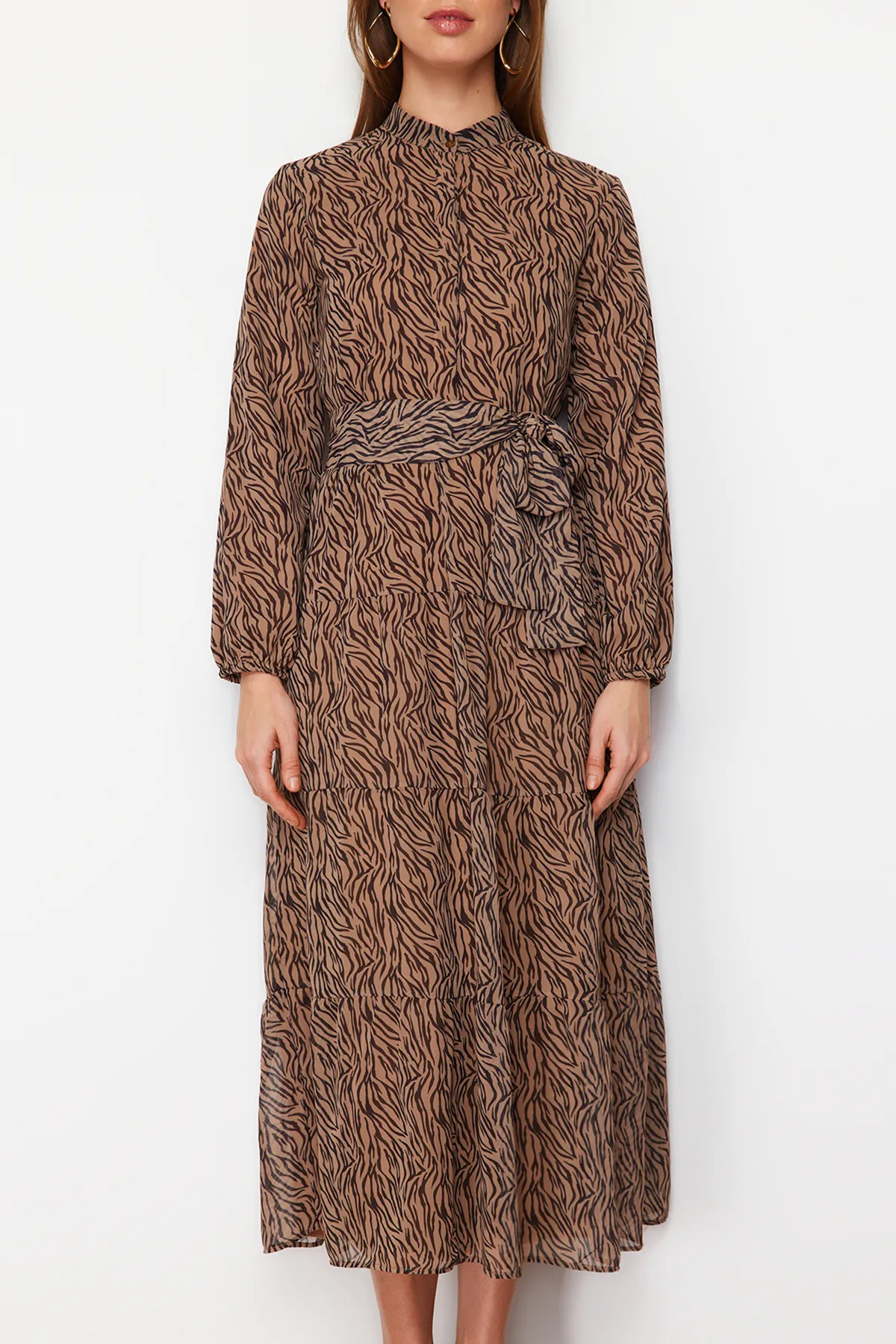 Trendyol Modest  Kamelfarbenes, gemustertes, gefüttertes Chiffon-Kleid mit Gürteldetail TCTSS21EL3346