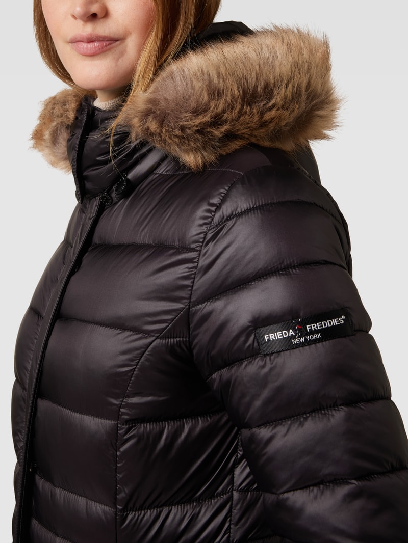 Steppjacke mit Label-Detail in schwarz