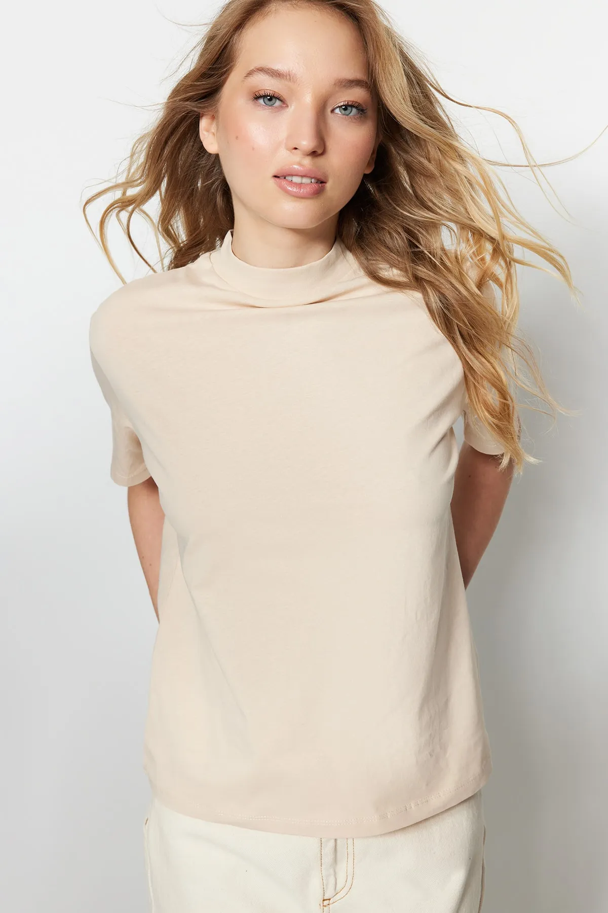 Trendyol Collection  Braun-Beige 2er-Pack Basic-Strick-T-Shirts mit Stehkragen aus 100 % Baumwolle TWOSS20TS1500