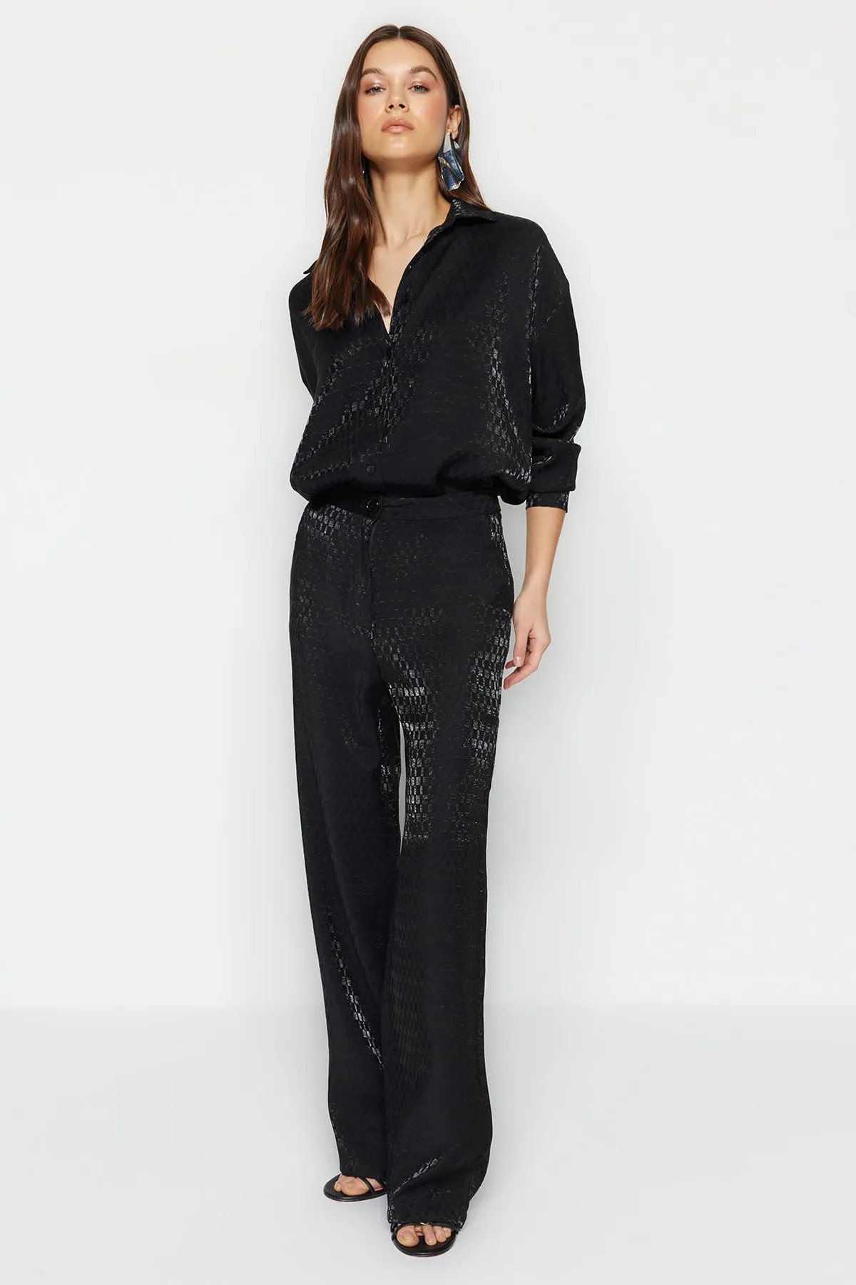 Trendyol Collection  Schwarze, gewebte Jacquard-Hose mit weitem Bein und hoher Taille TWOSS23PL00178