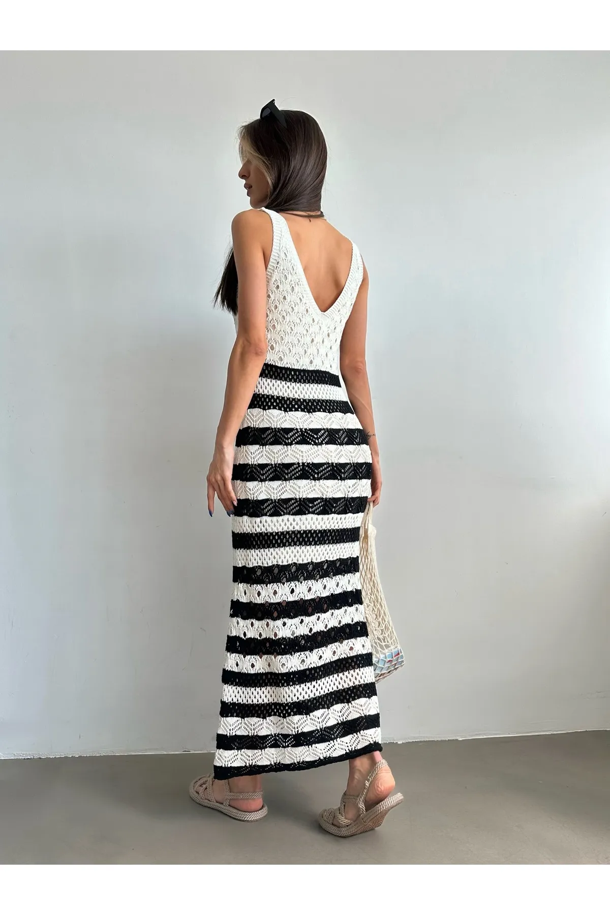 BEJNA  Schwarzes, durchbrochenes Sommer-Strickkleid mit gestreiften Trägern für Damen