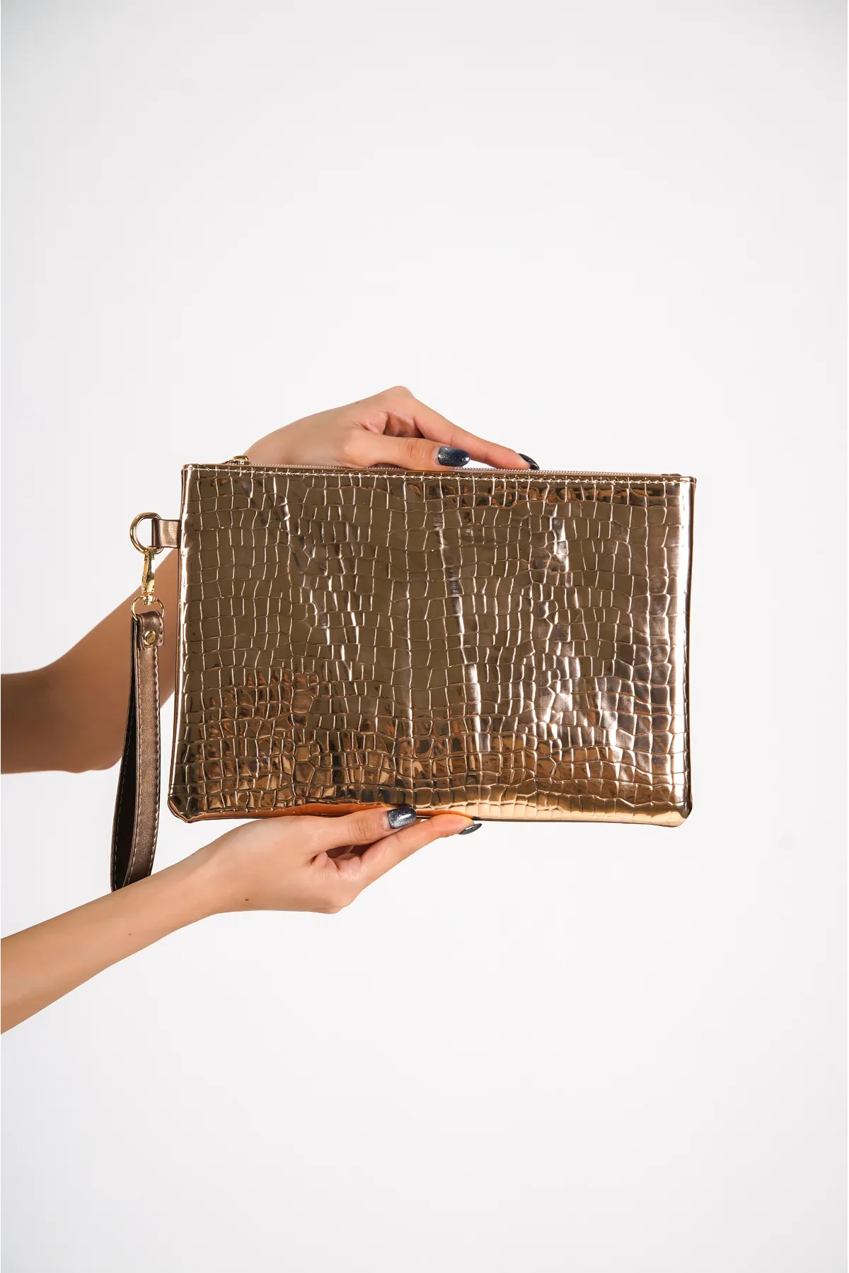 Capone Outfitters  Capone Damen-Clutch mit verspiegeltem Krokodilmuster „Paris Rose“.
