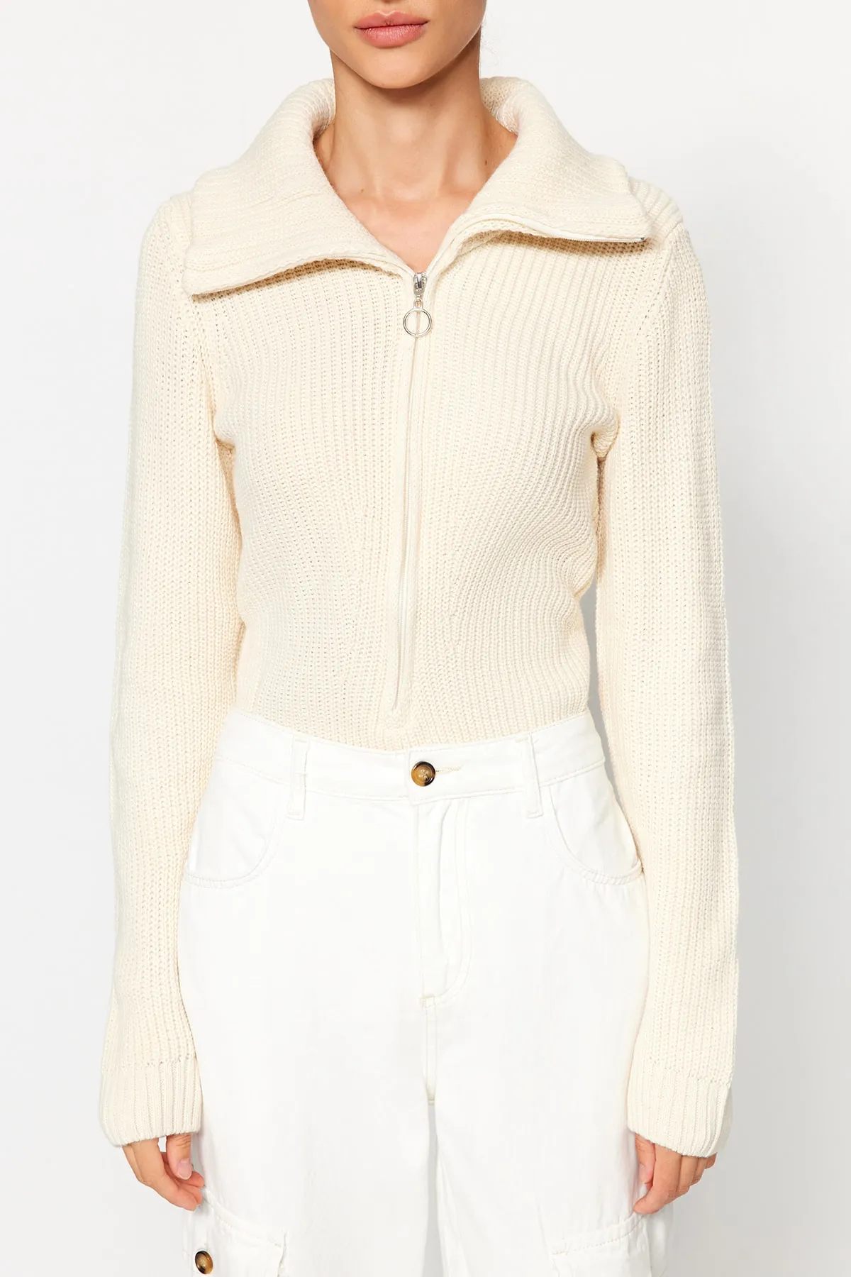 Trendyol Collection  Steinfarbener Strickbody mit Reißverschluss und Druckknöpfen TWOAW24BD00025