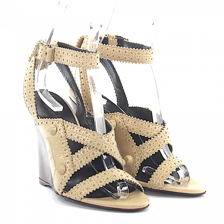 Balenciaga - Wedge Sandalen Leder beige Lochmuster - beige