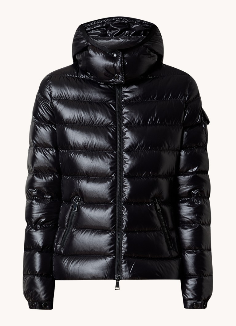 Giacca imbottita Moncler Bady con imbottitura in piuma e cappuccio removibile.