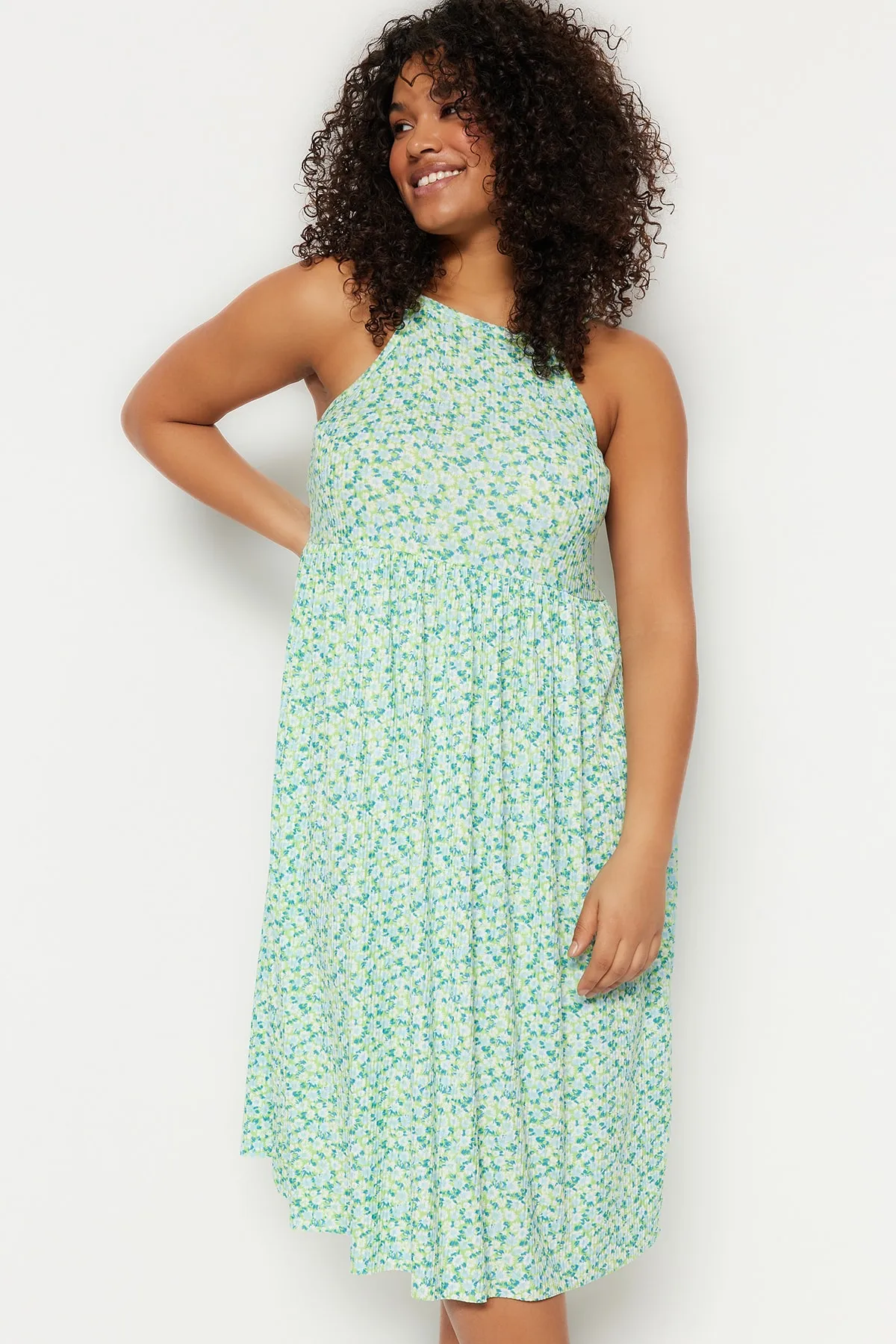 Trendyol Curve  Grünes Gimped-Strickkleid mit Blumenmuster TBBSS23AH00074