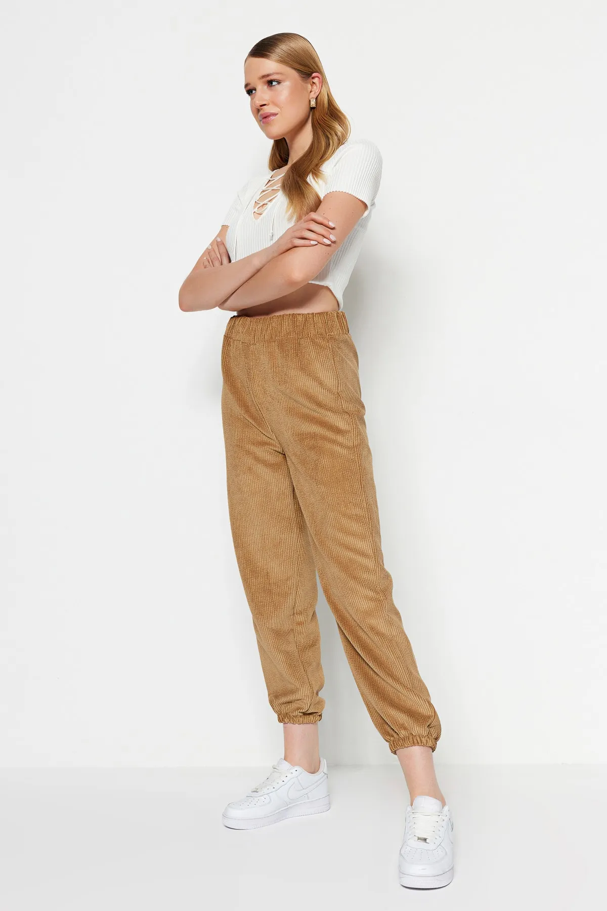 Trendyol Collection  Kamelfarbene Webhose mit hoher Taille TWOAW23PL00297