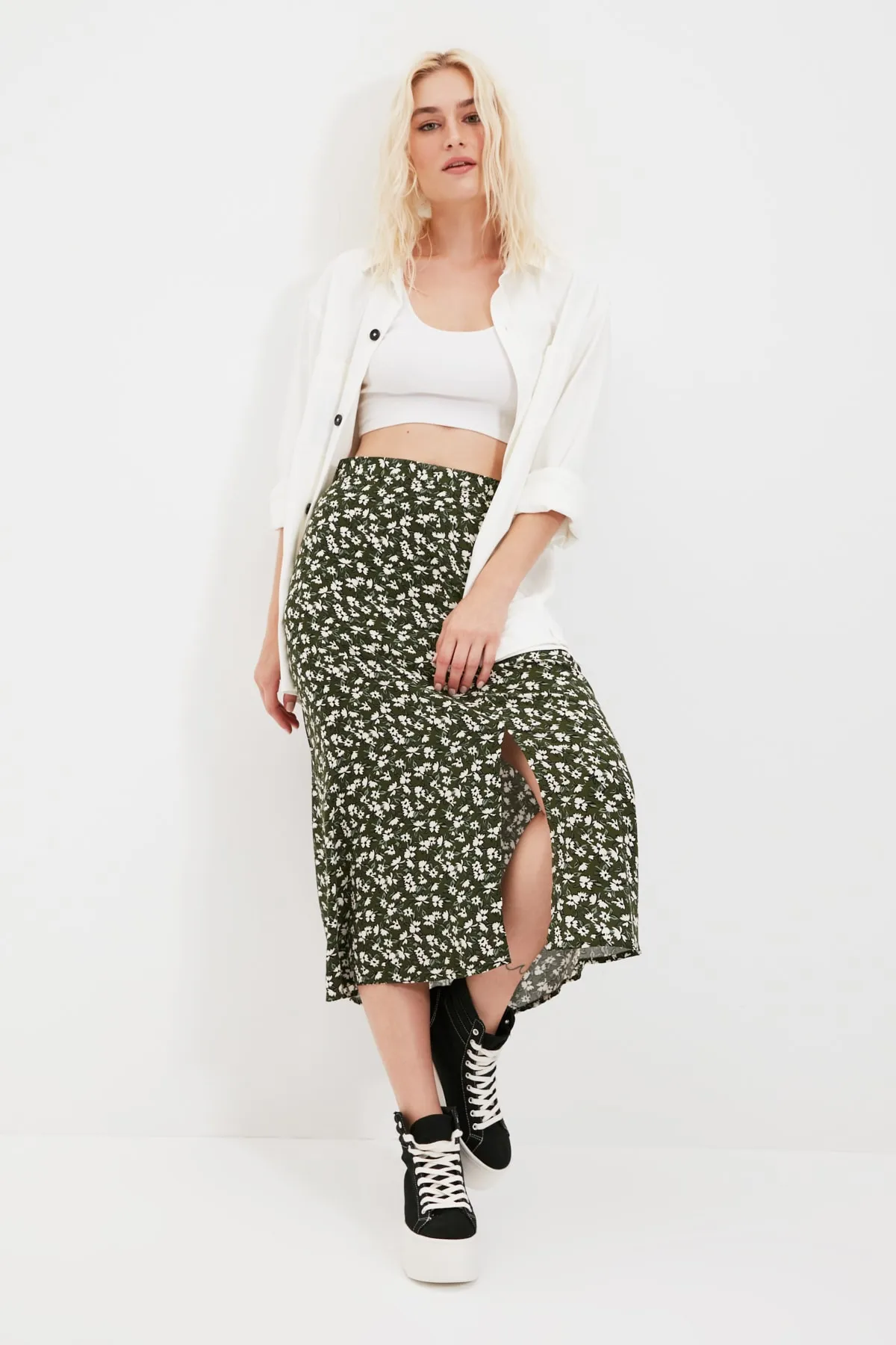 Trendyol Collection  Khakifarbener Midi-Webrock mit Schlitz und Blumenmuster aus Viskosestoff TWOSS20ET0230