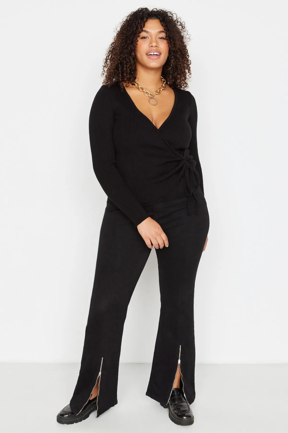 Trendyol Curve  Schwarzer Strickpullover mit V-Ausschnitt und Raffdetails
