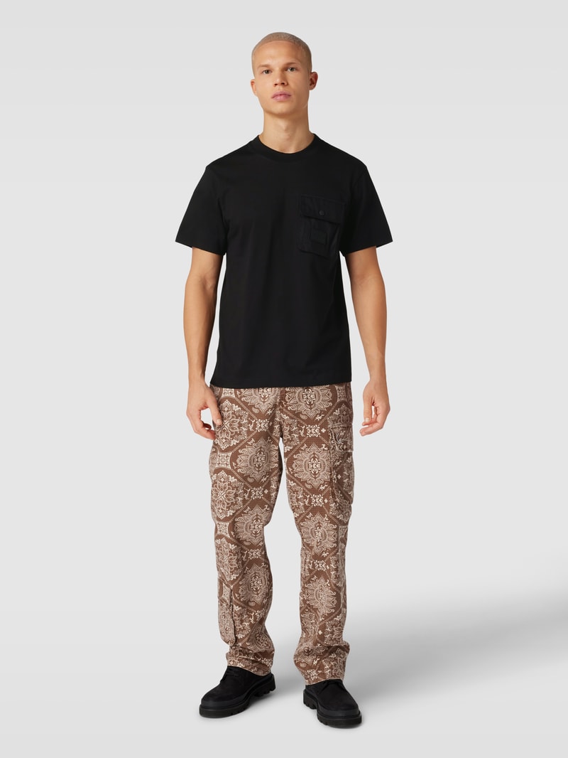 T-Shirt mit aufgesetzter Brusttasche in black