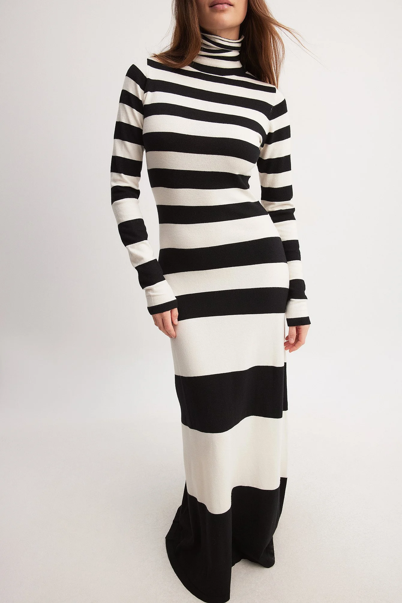 Feingestricktes, gestreiftes Maxikleid