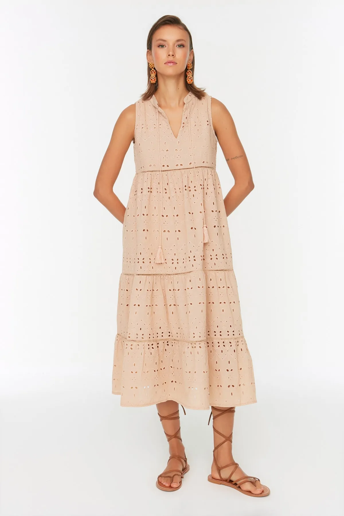 Trendyol Collection  Kamelfarbenes, gerade geschnittenes, gefüttertes, gewebtes Kleid mit Quasten und detaillierter Stickerei TWOSS21EL2703