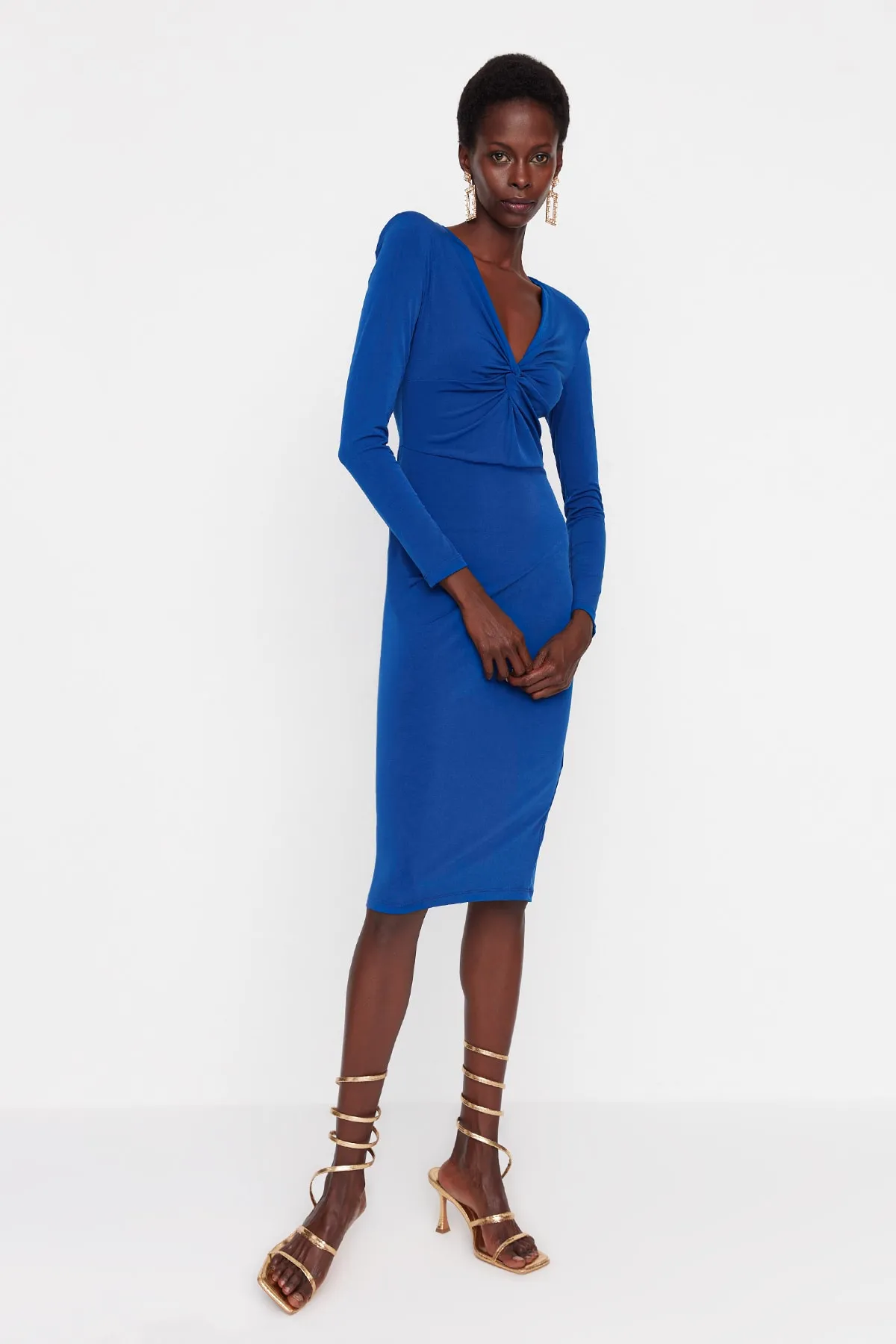Trendyol Collection  Saks gestricktes elegantes Abendkleid mit V-Ausschnitt TPRAW23EL00270