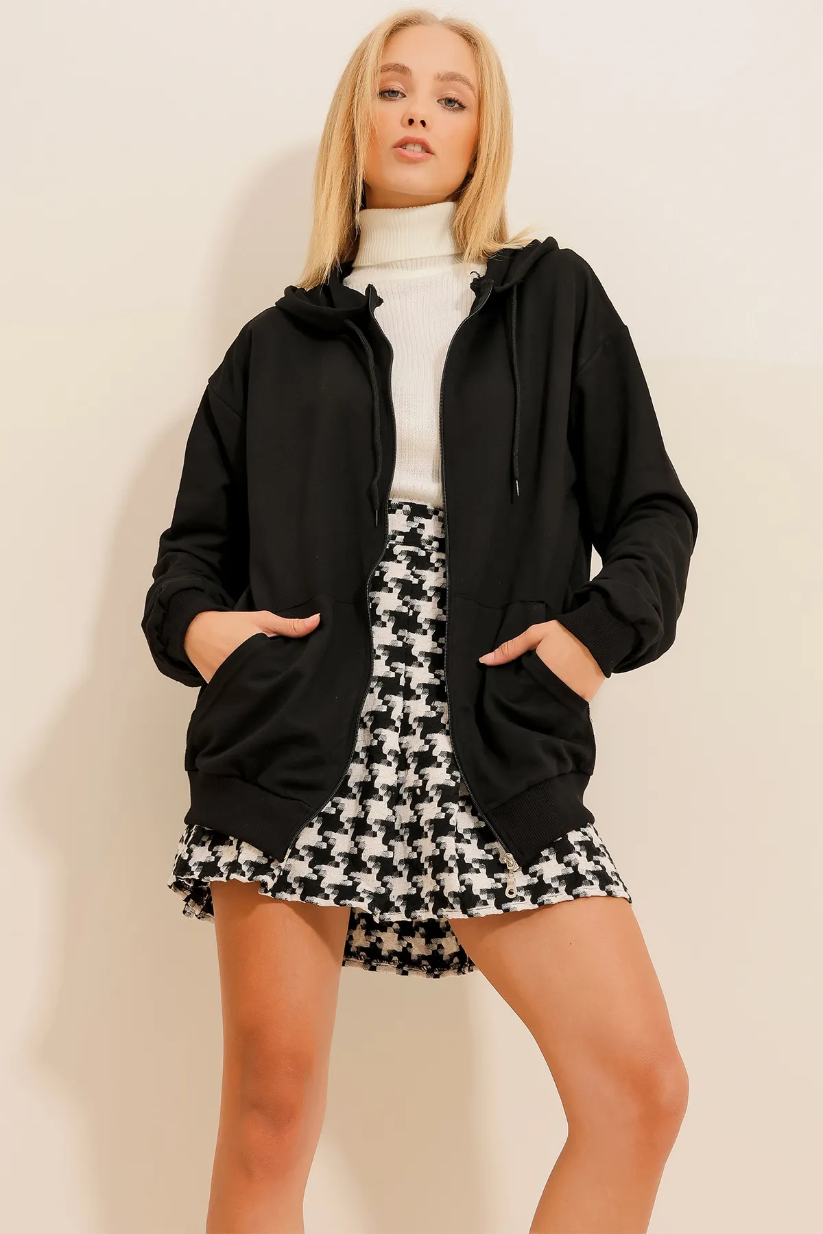 Trend Alaçatı Stili  Schwarzes saisonales Damen-Sweatshirt mit Kapuze, doppelter Tasche und Reißverschluss ALC-667-001