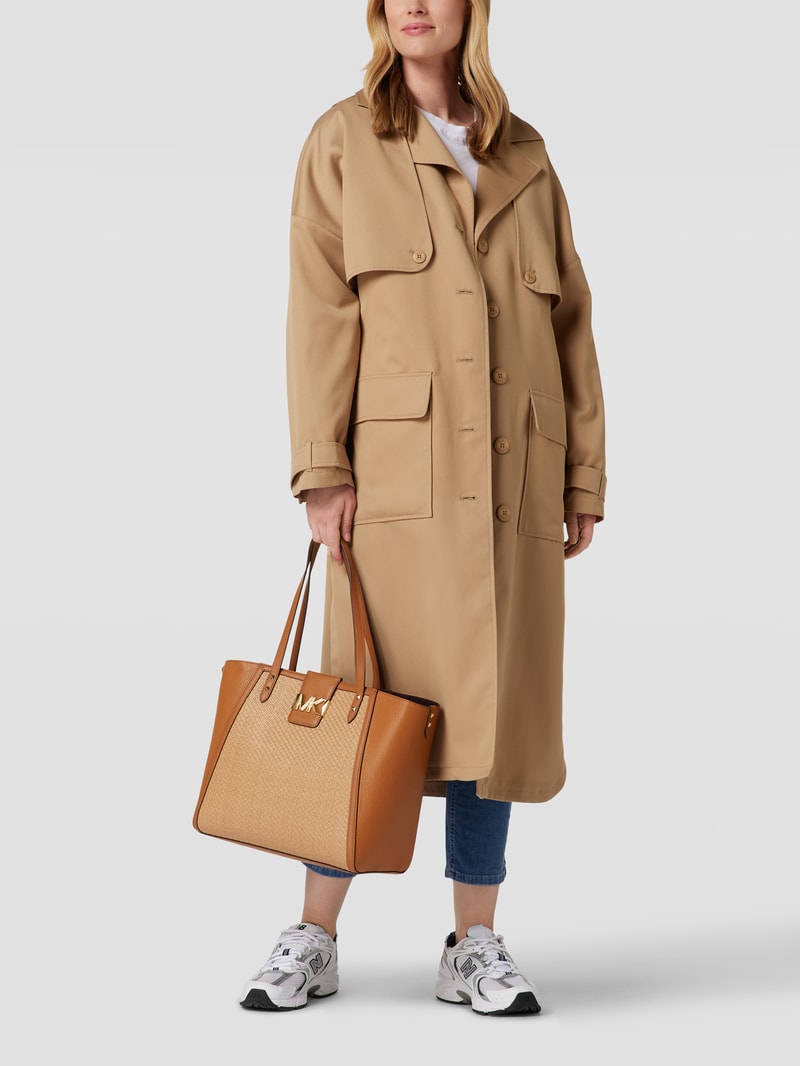 Shopper mit Label-Detail in metallic in beige