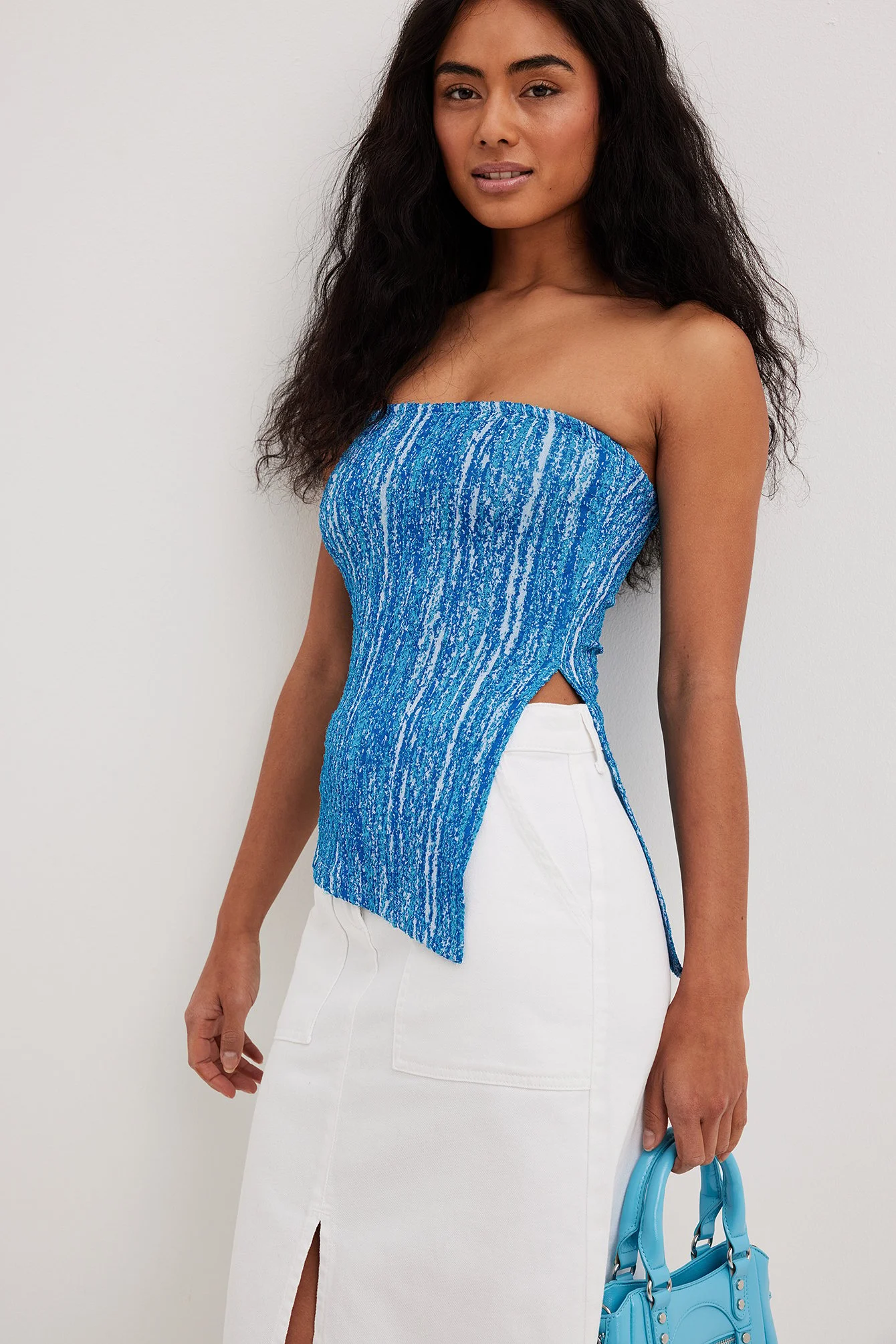 Strukturiertes Tube-Top mit Schlitzdetail