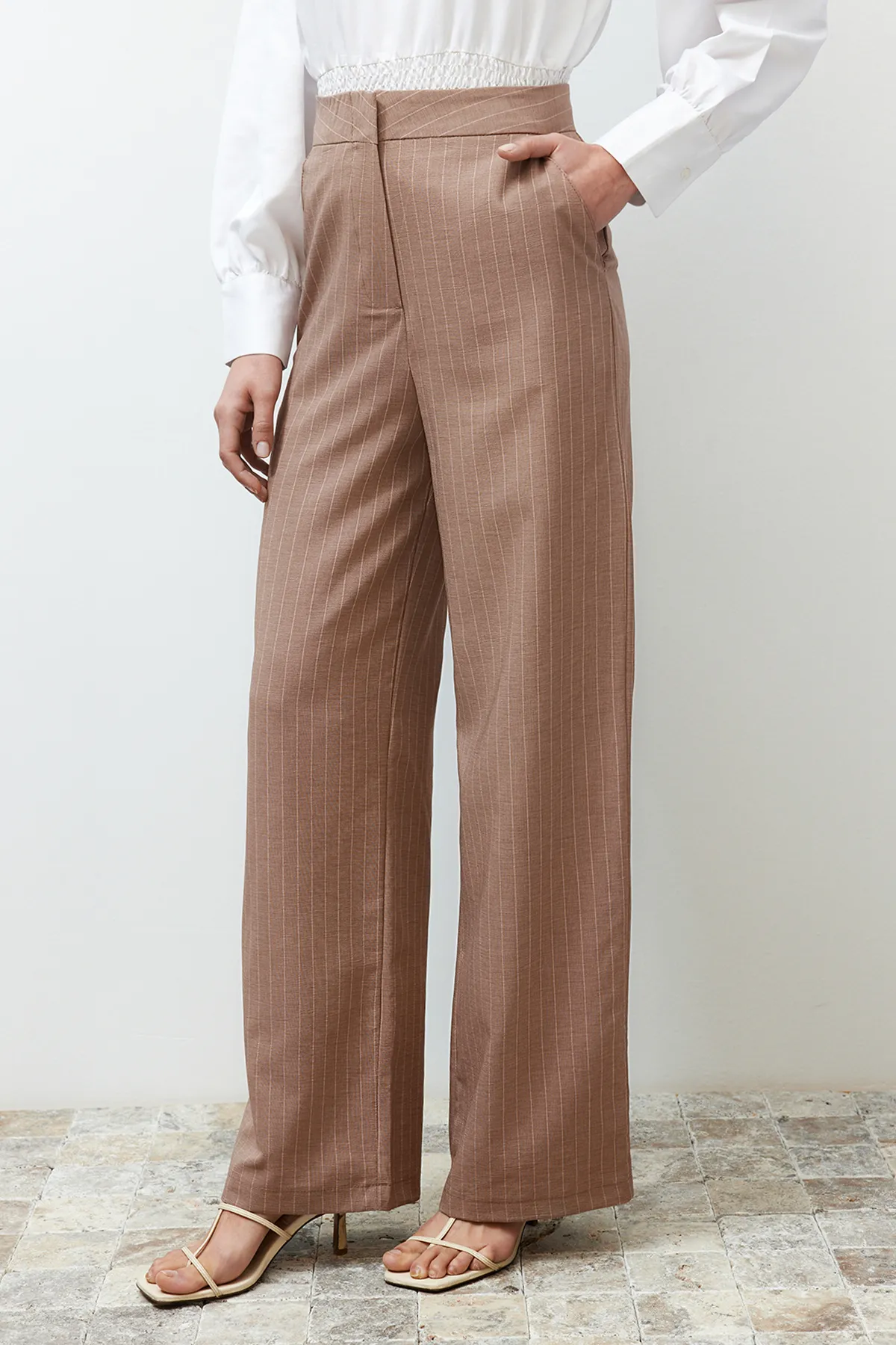 Trendyol Modest  Anzug aus nerzfarbenem, gestreiftem Stoff, Weste, Hose, gewebter Unterteil und Oberteil TCTSS24US00031