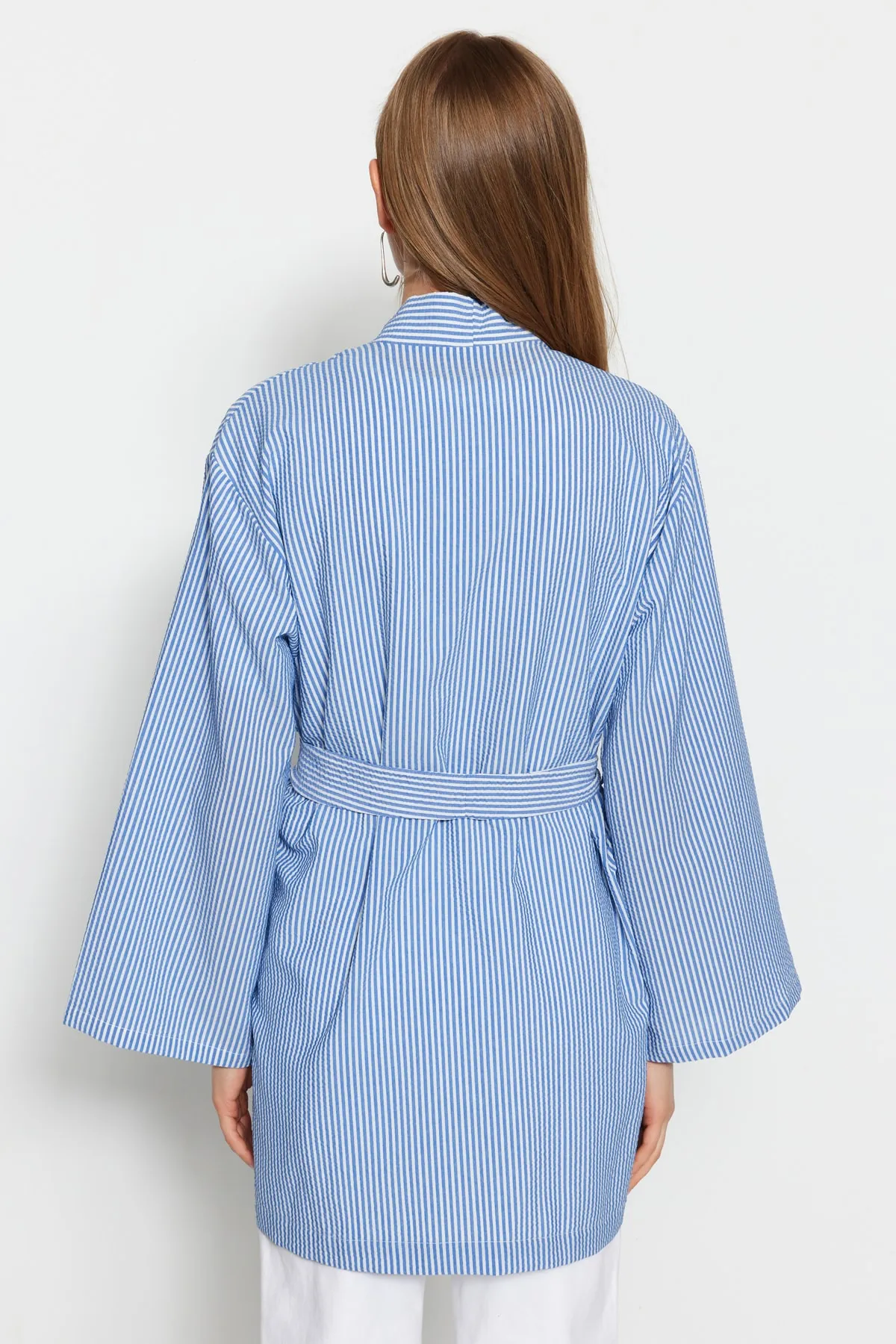 Trendyol Modest  Blauer, gewebter, gestreifter Seersucker-Kimono und -Kaftan mit Gürtel TCTSS23KK00001