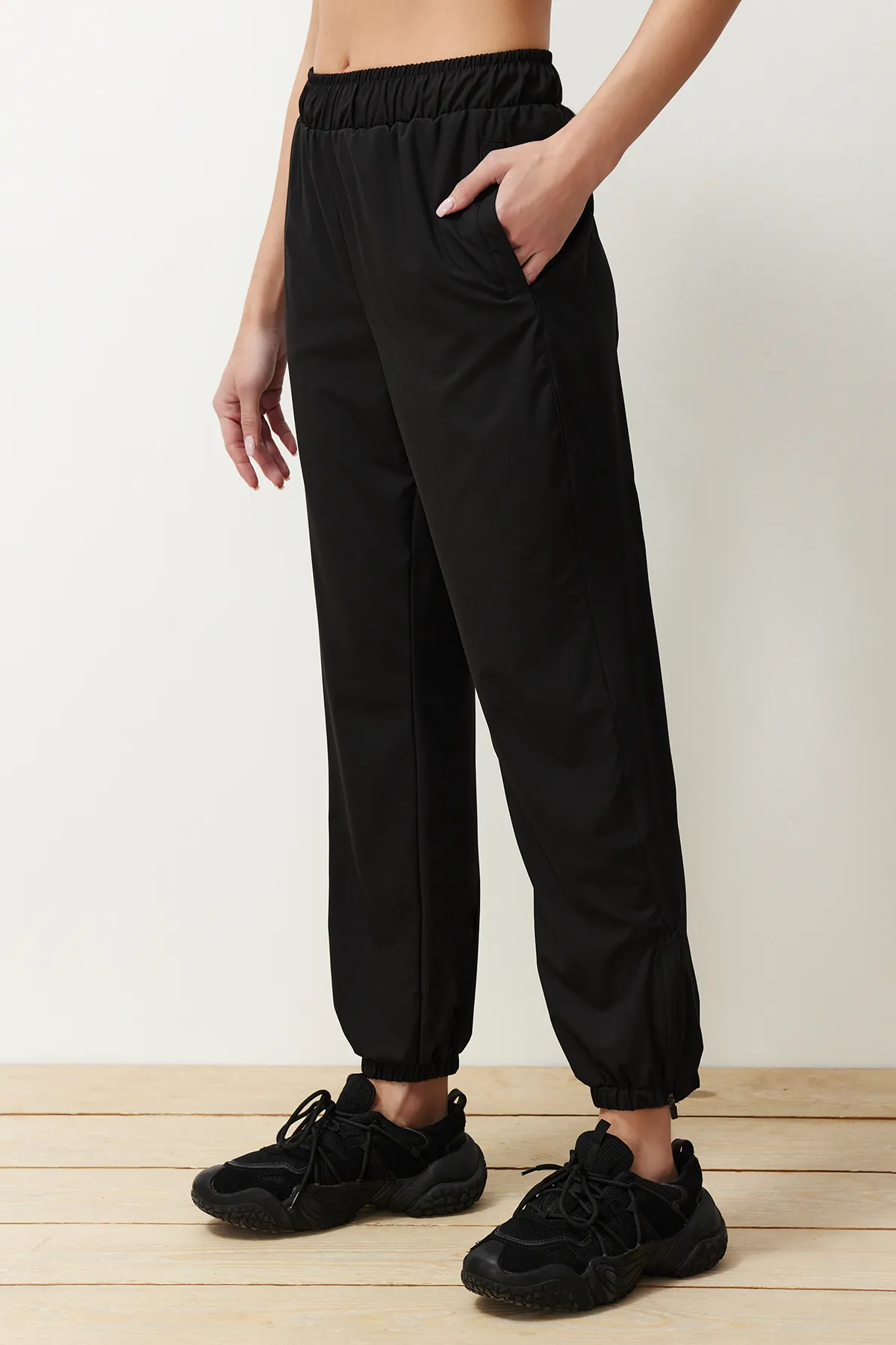 Trendyol Collection  Schwarze, dünne, gestrickte Lycra-Jogginghose mit Reißverschluss am Bein THMSS24EA00002