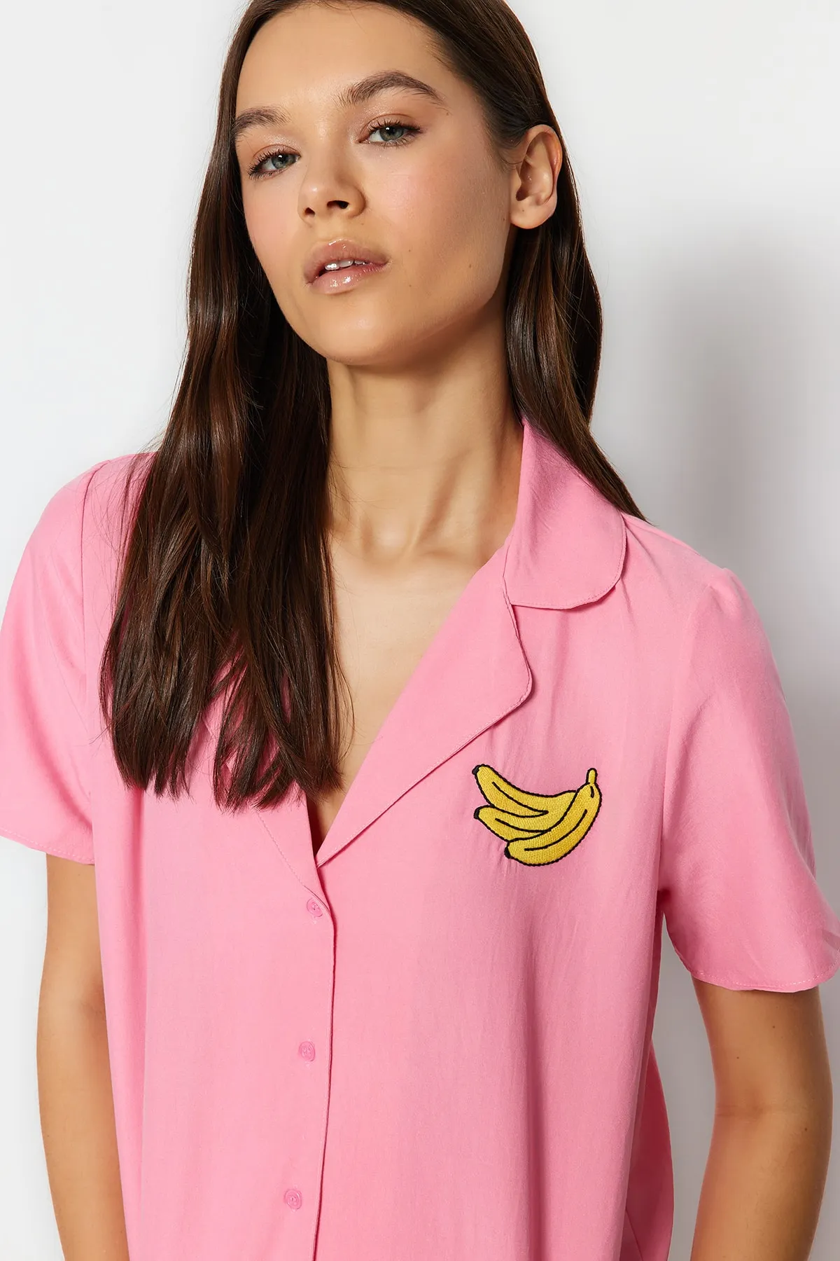 Trendyol Collection  Pink Banana Pyjama-Set aus Viskose-Shirt und Shorts mit Stickerei THMSS23PT00079