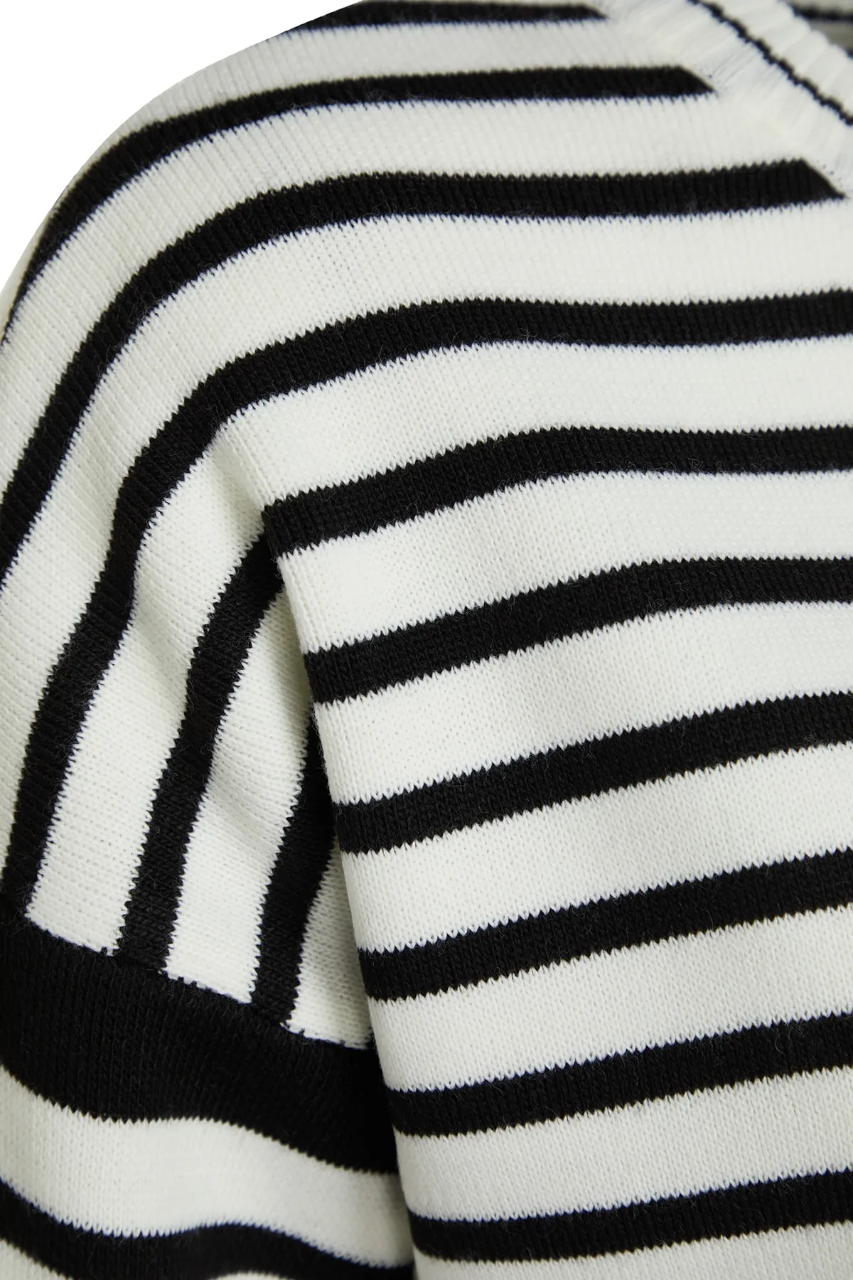 Trendyol Collection  Schwarzes Strickoberteil und -unterteil im weiten Schnitt TWOAW24AU00041