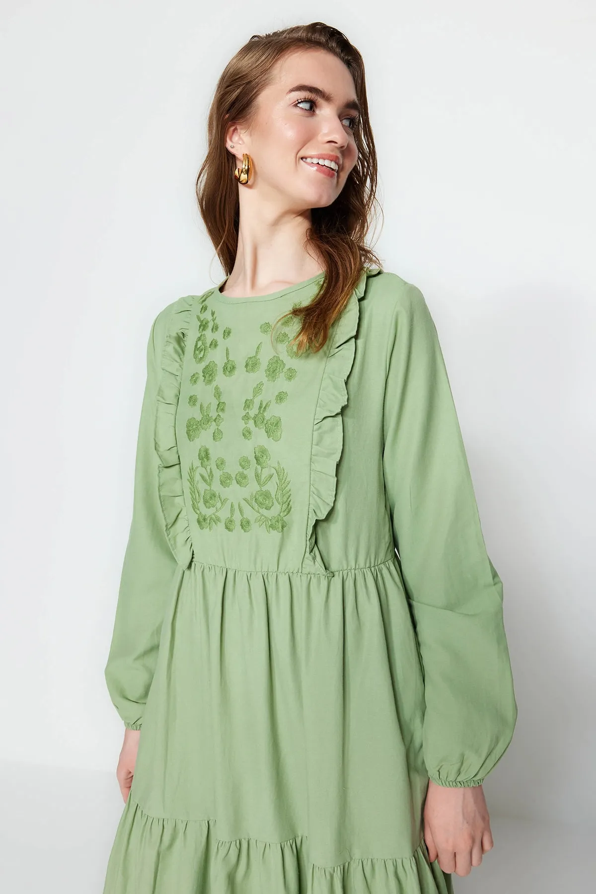 Trendyol Modest  Khakifarbenes, besticktes Webkleid mit Rüschendetail TCTSS22EB0004