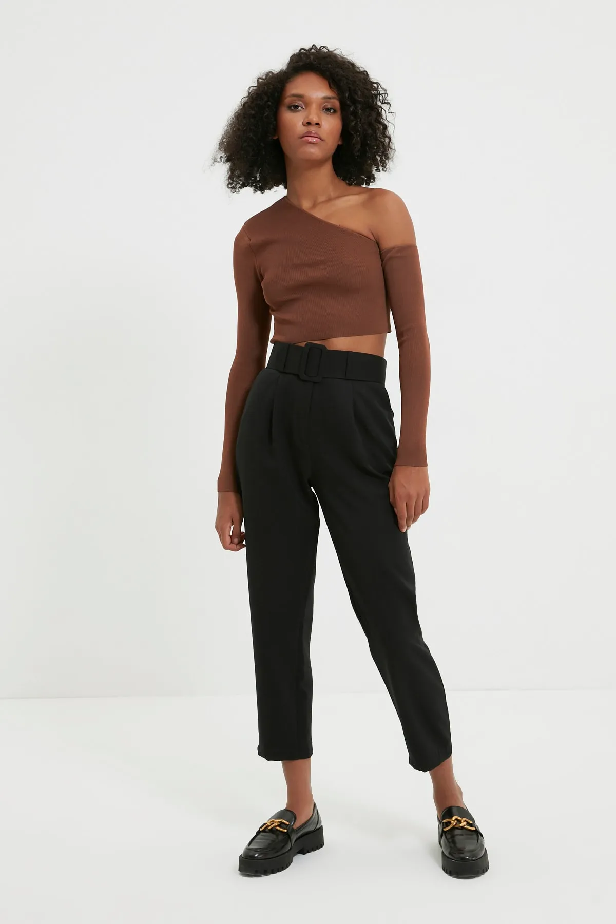 Trendyol Collection  Schwarze, gewebte Karottenhose mit Gürtel und Falten TWOSS19BB0468
