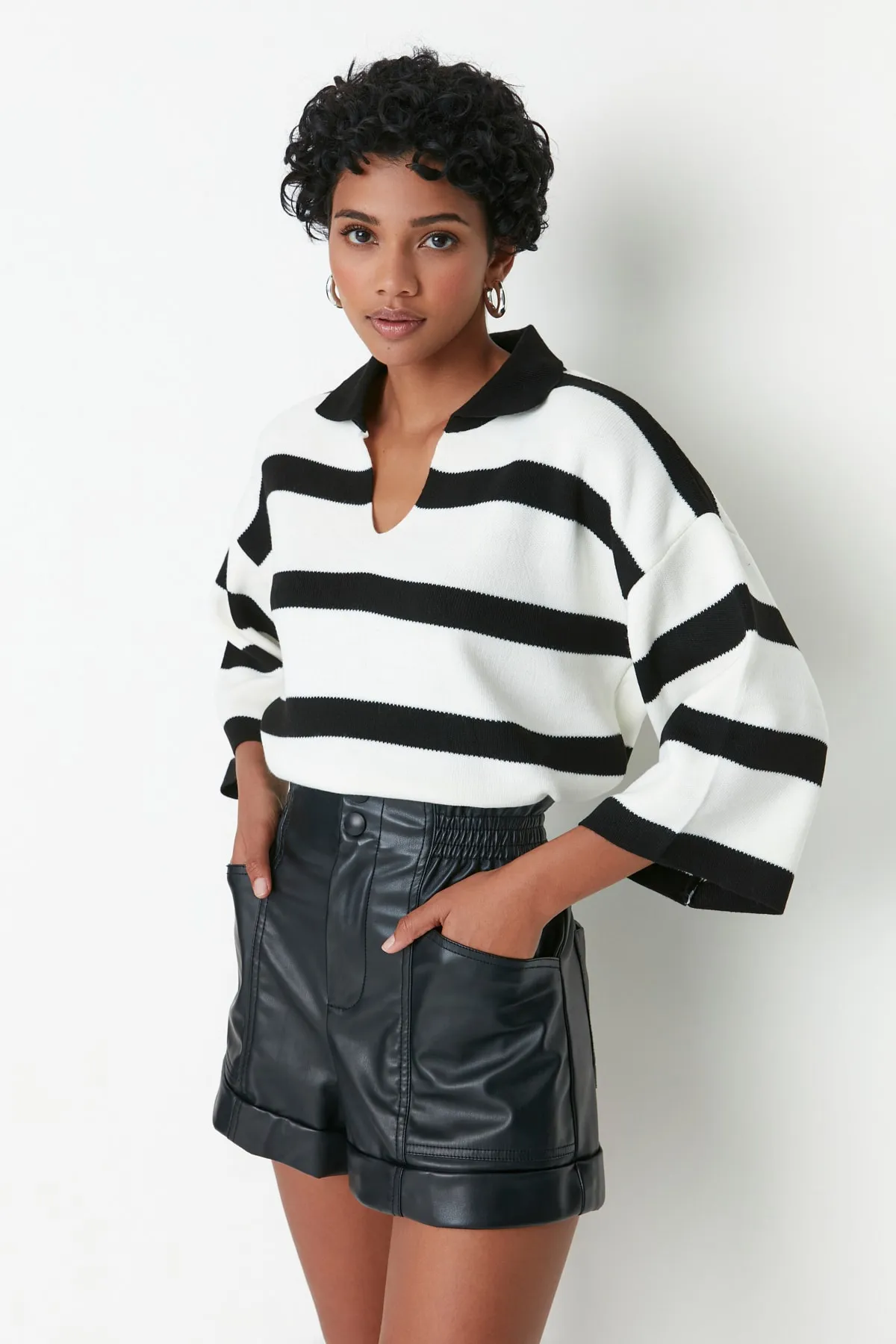 Trendyol Collection  Schwarzer Basic-Strickpullover mit Streifen TWOAW23BZ00001