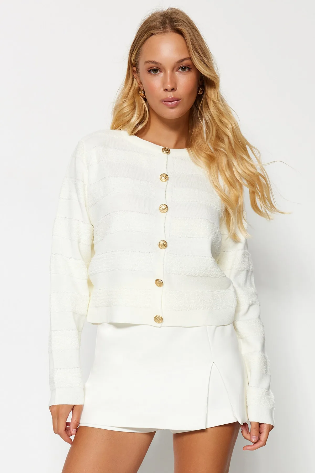 Trendyol Collection  Ecrufarbene Strickjacke mit Rundhalsausschnitt TWOAW24HI00337