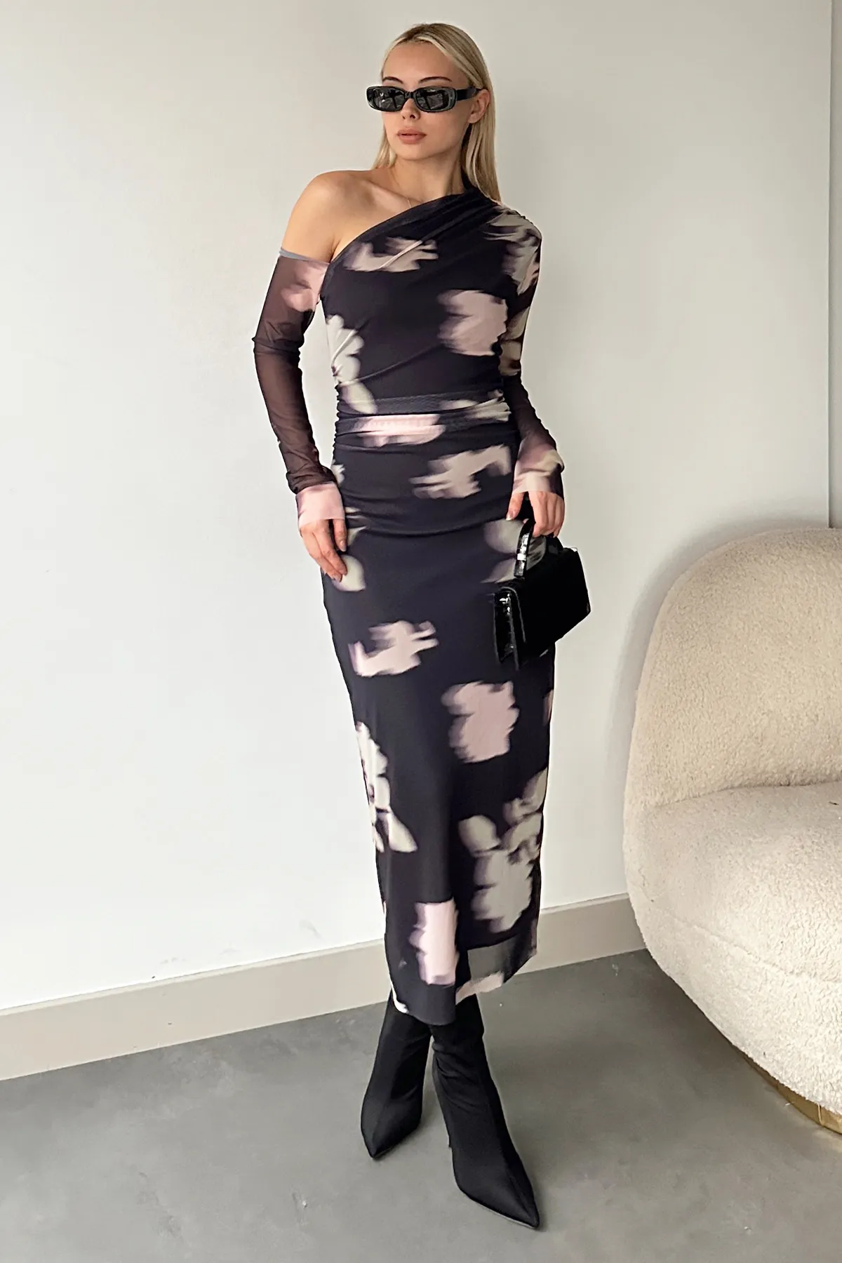 Trend Alaçatı Stili  Anthrazitfarbenes, tief ausgeschnittenes Webkleid mit asymmetrischem Kragen und Batikmuster für Damen ALC-X11264