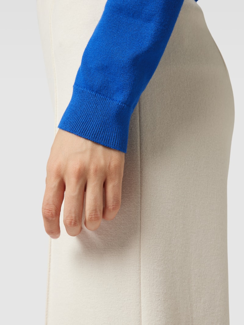 Rollkragenpullover in unifarbenem Design mit Label-Detail in royalblau
