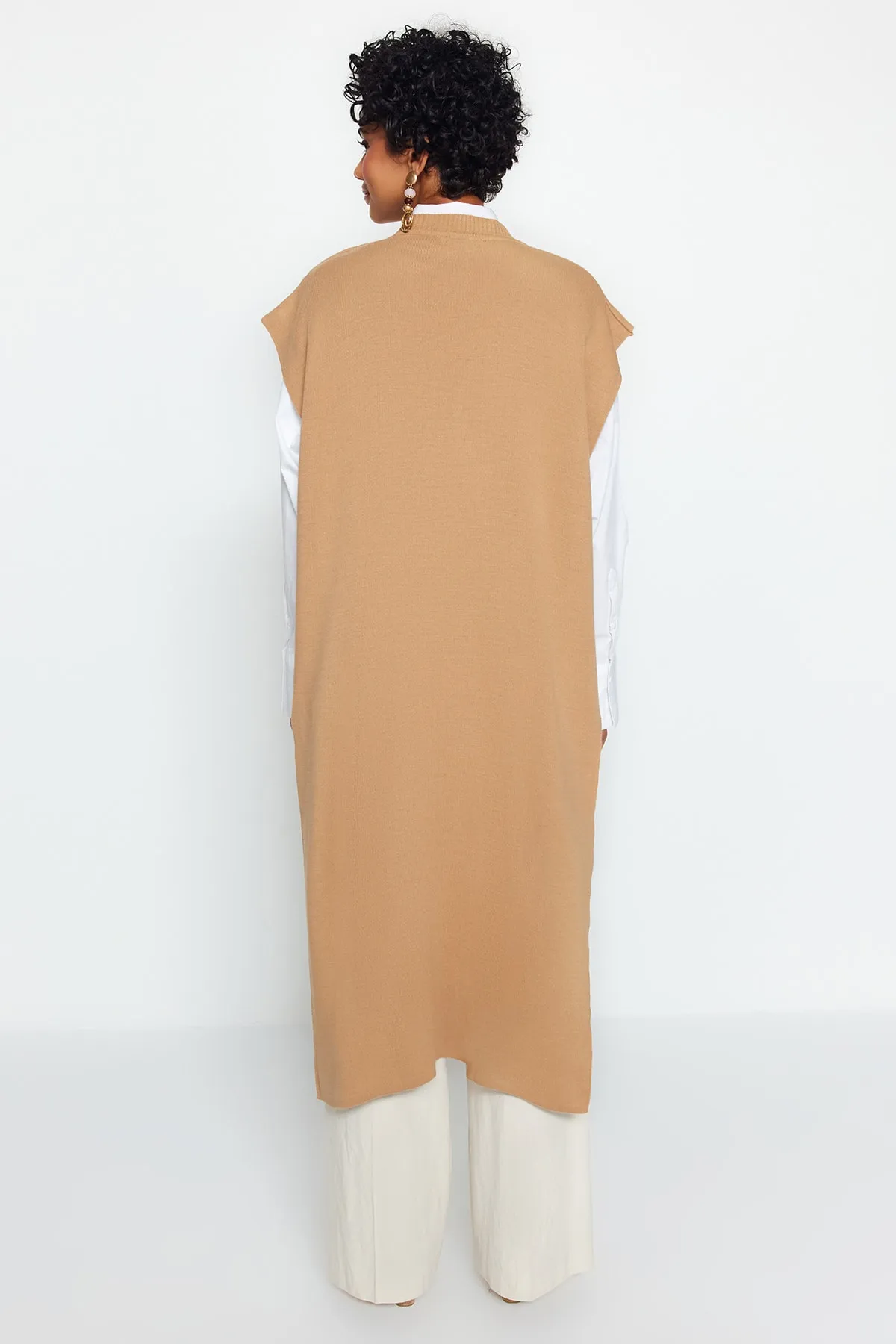 Trendyol Modest  Langer Strickpullover mit beigem Seitenband und detailliertem Detail TCTAW24UV00025
