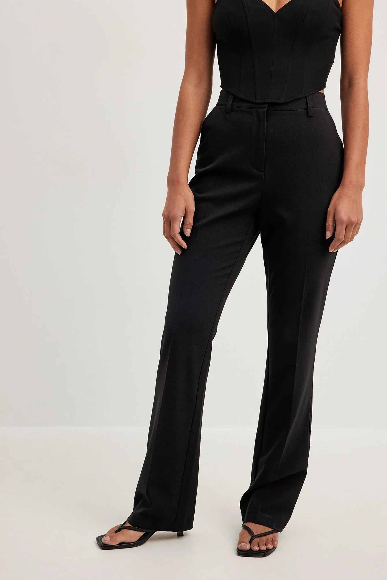 Enganliegende Schlaghose mit hoher Taille