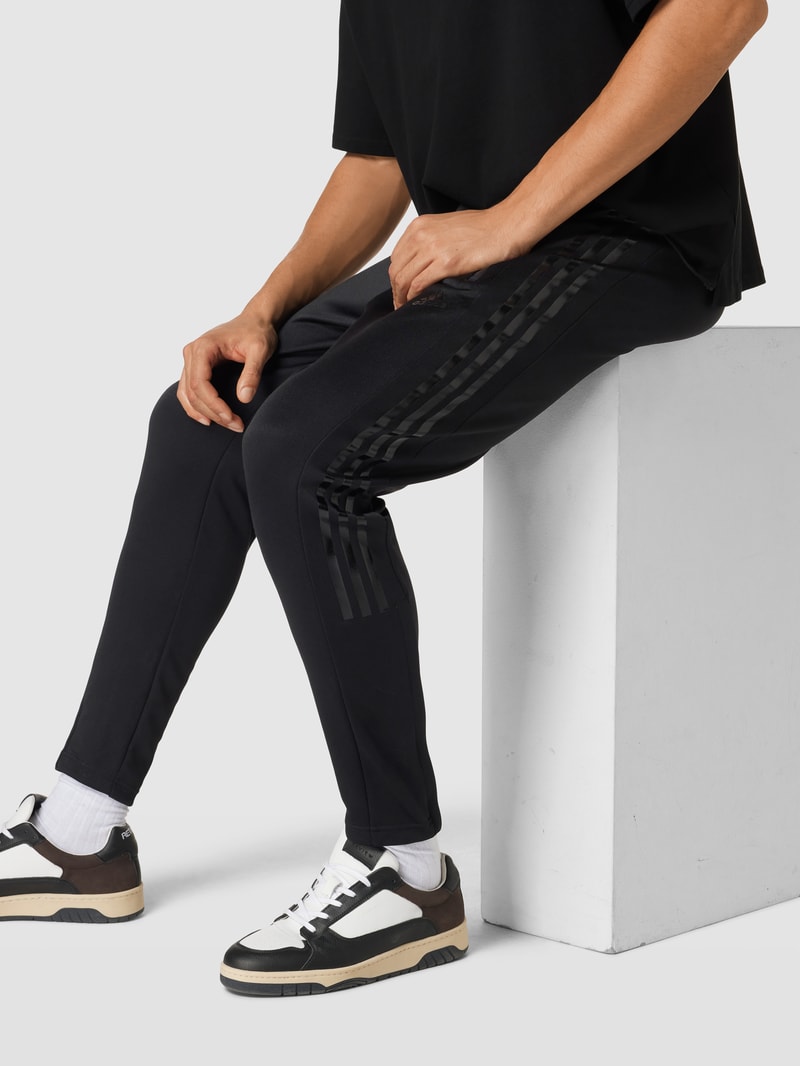 Sweatpants mit labeltypischen Galonstreifen Modell 'TIRO' in schwarz
