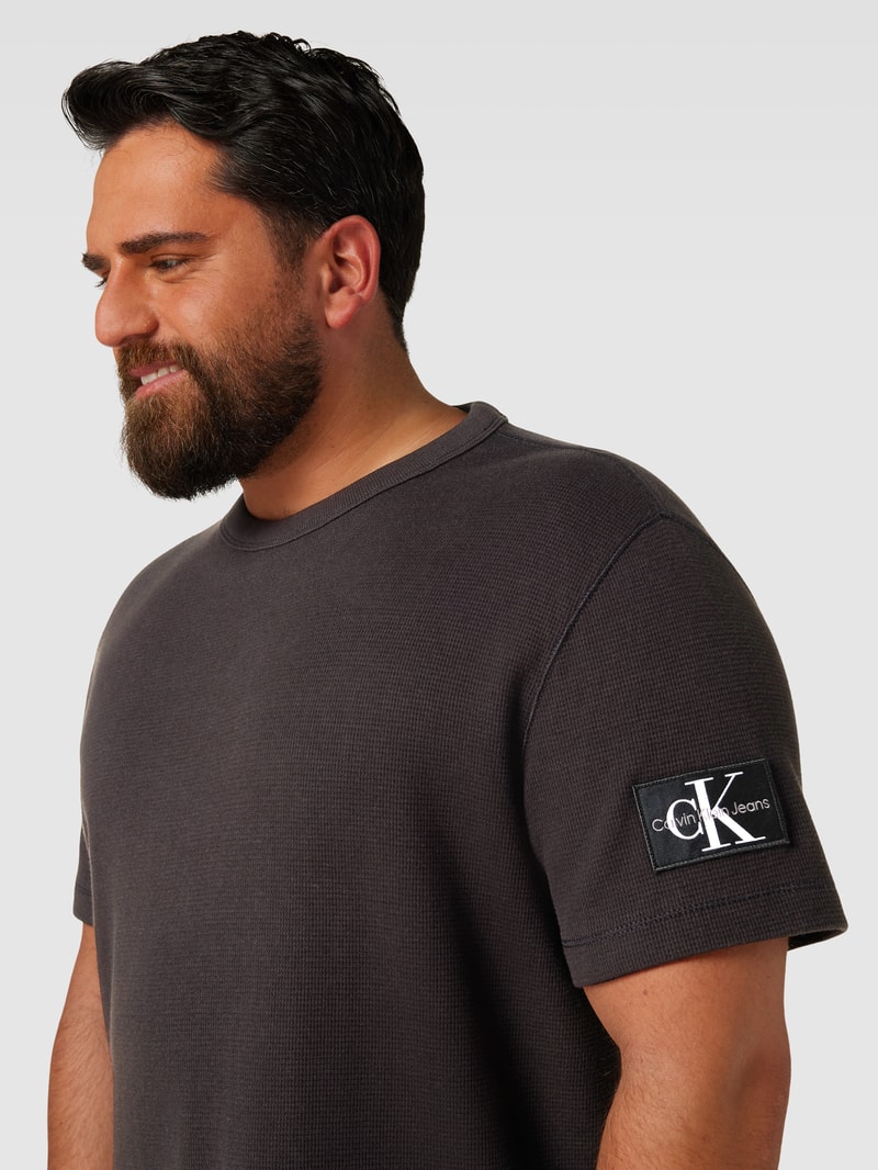 PLUS SIZE T-Shirt mit Waffelstruktur in schwarz