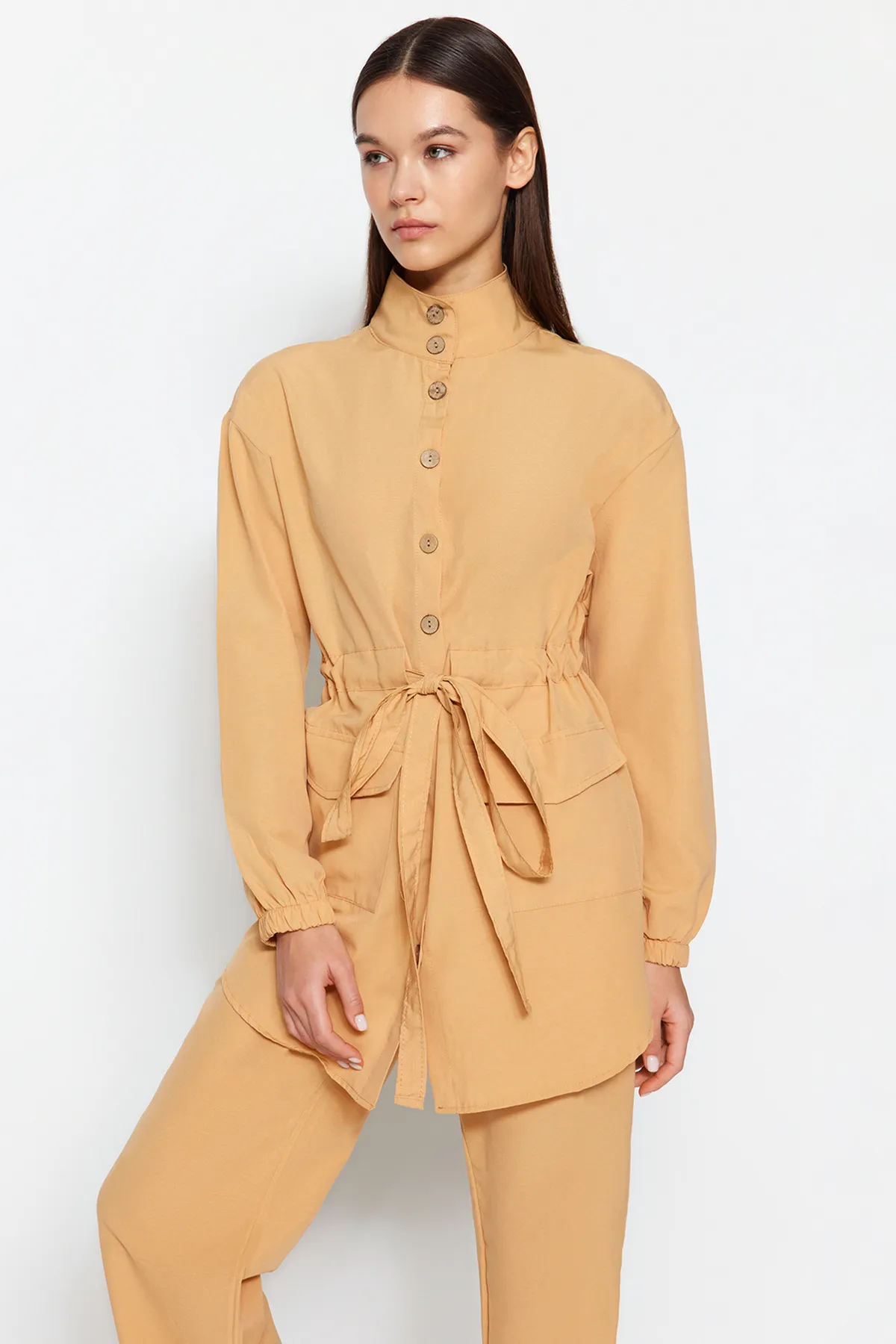 Trendyol Modest  Dunkelbeiger, gewebter Anzug aus Hemd und Hose mit Stehkragen und Gürtel TCTSS21AU0247