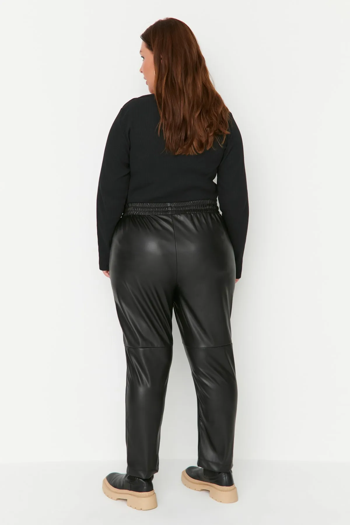 Trendyol Curve  Zigarettenhose aus Kunstleder mit elastischem Bund TBBAW23AR00055