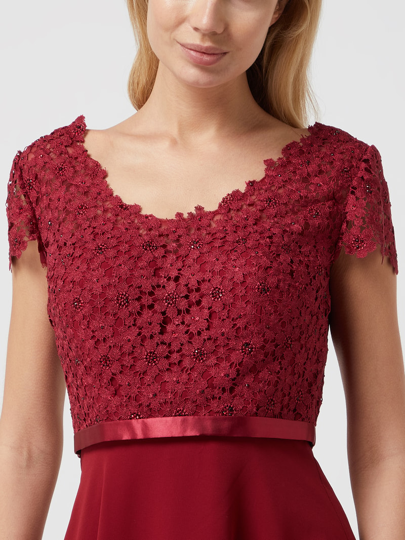 Cocktailkleid mit Ziersteinen und floralen Stickereien in bordeaux rot