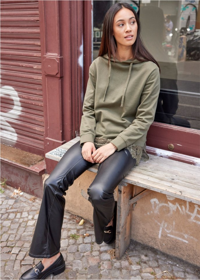 Lederimitat-Hose mit Schlag und Kontrastnähten