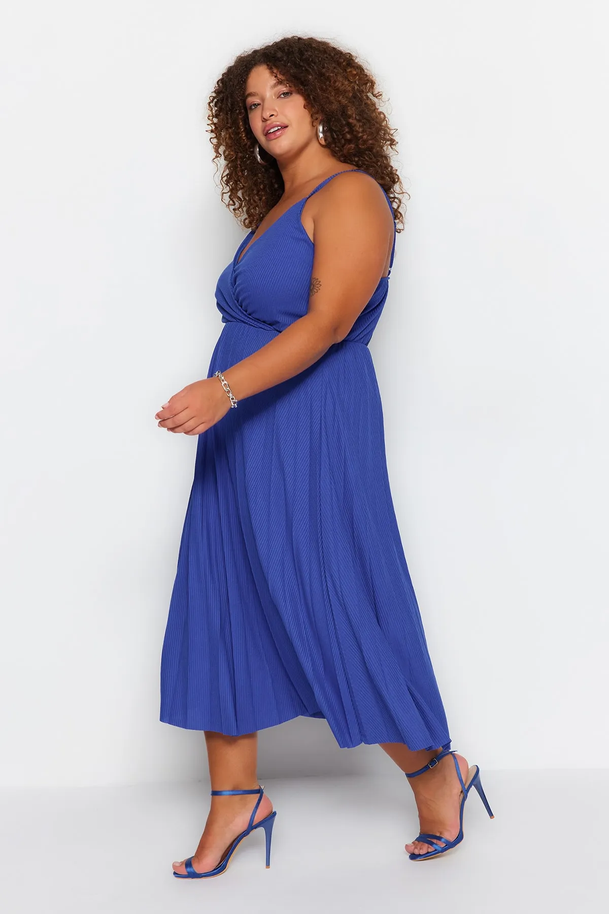 Trendyol Curve  Saks Zweireihiges Strickkleid mit Kragen und Riemen TBBSS22EL1565