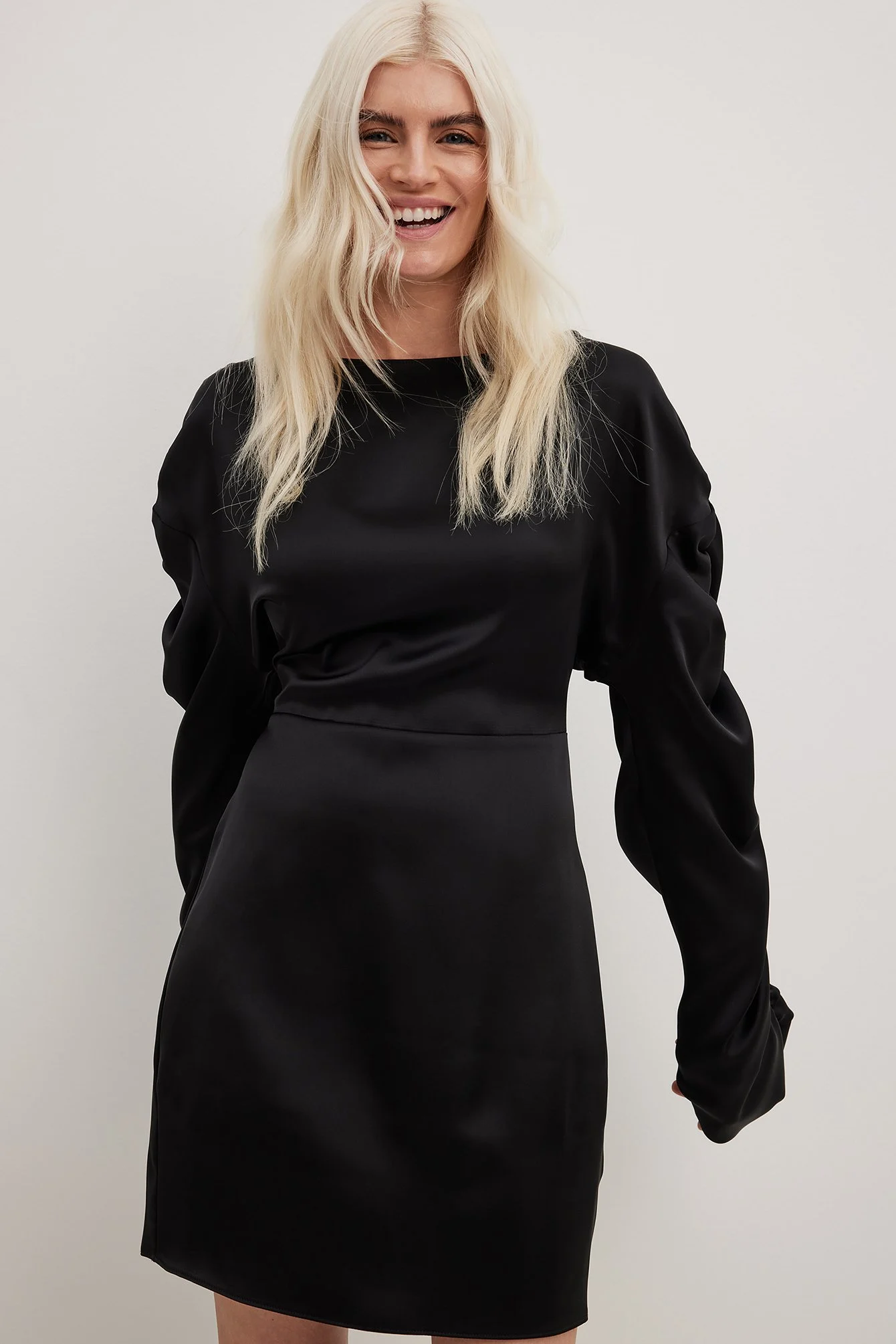 Minikleid aus gerüschtem Satin