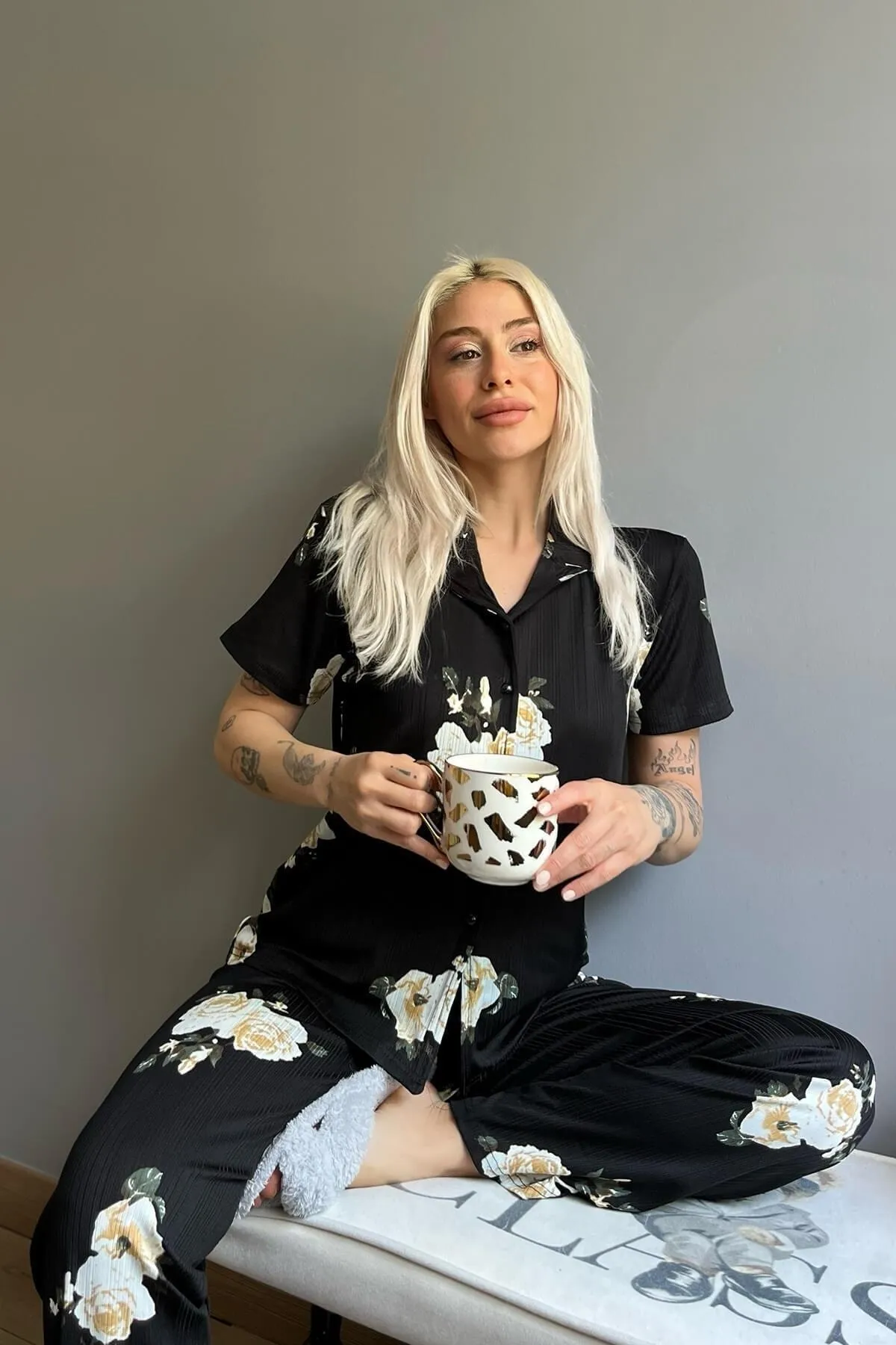 Pijamaevi  Kurzarm-Damenpyjama-Set mit Blumenmuster und gestrickter Vorderseite und Knöpfen