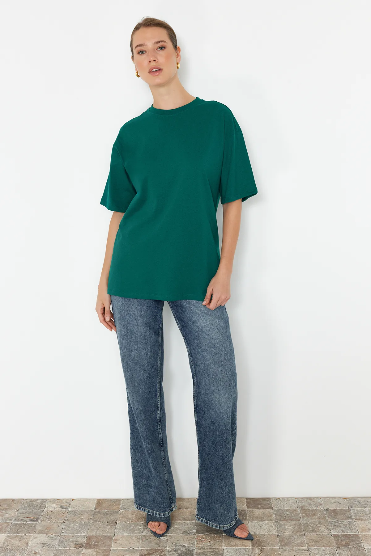 Trendyol Collection  Smaragdgrünes, 100 % Baumwolle, Premium-Übergröße/weite Passform, Rundhalsausschnitt, Strick-T-Shirt TWOSS23TS00040