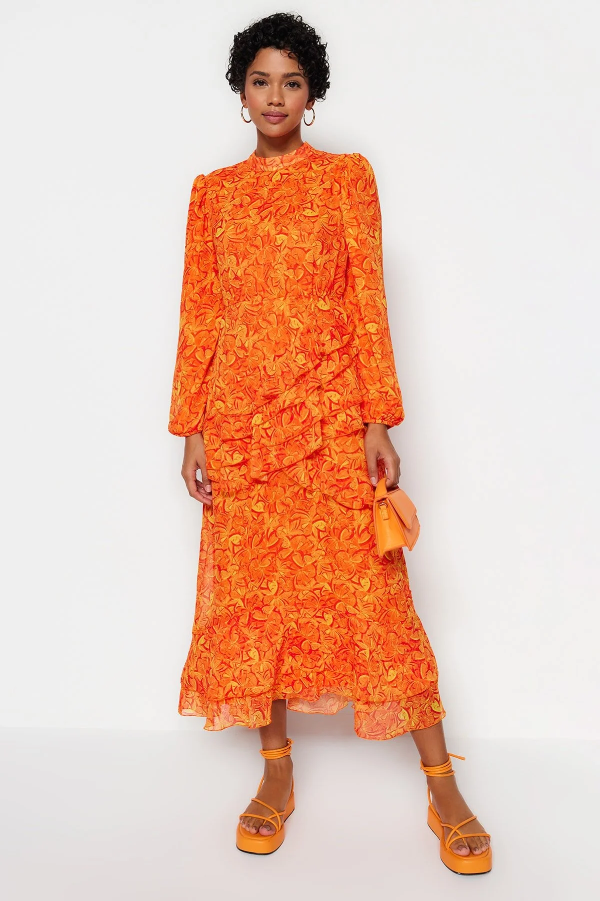 Trendyol Modest  Orangefarbenes Kleid aus gewebtem Chiffon mit Blumenrock, Rüschenfutter TCTSS23EB00160