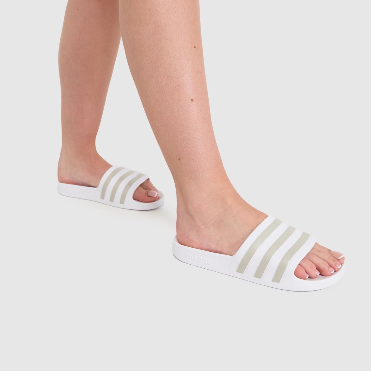adidas adilette – Aqua sandaler i vitt och guld